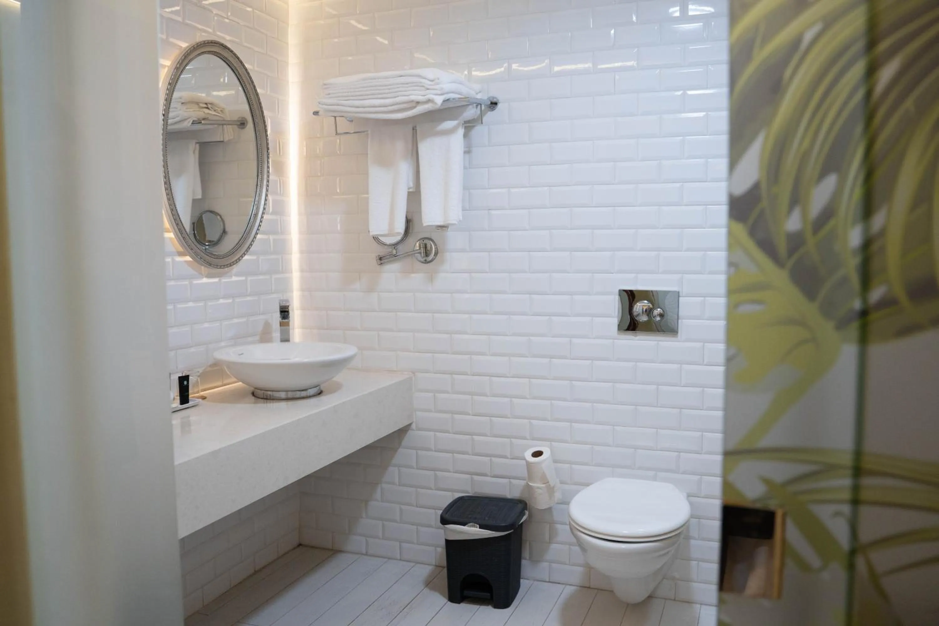 Shower in Garden Hotel Boutique & Events