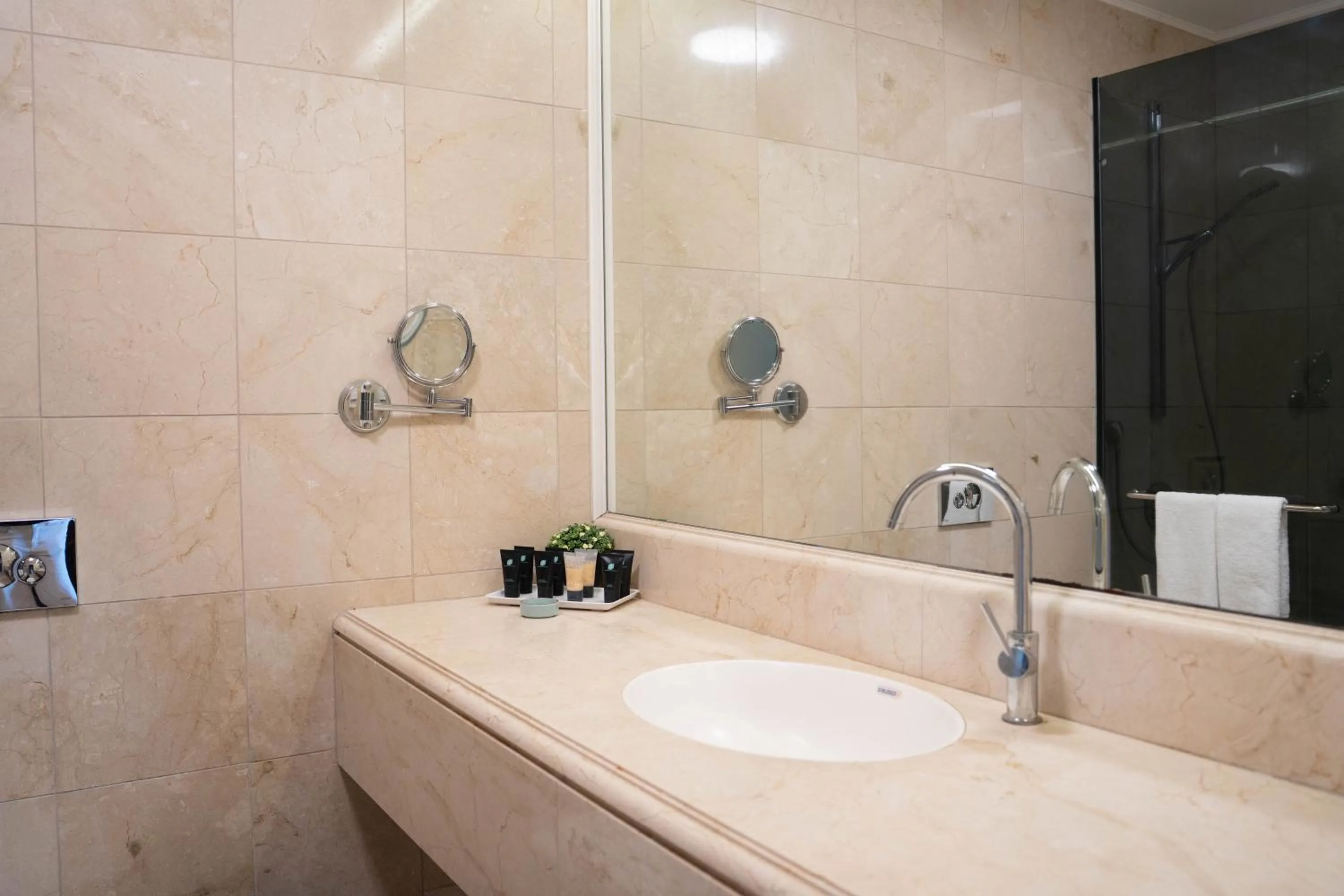 Shower in Garden Hotel Boutique & Events