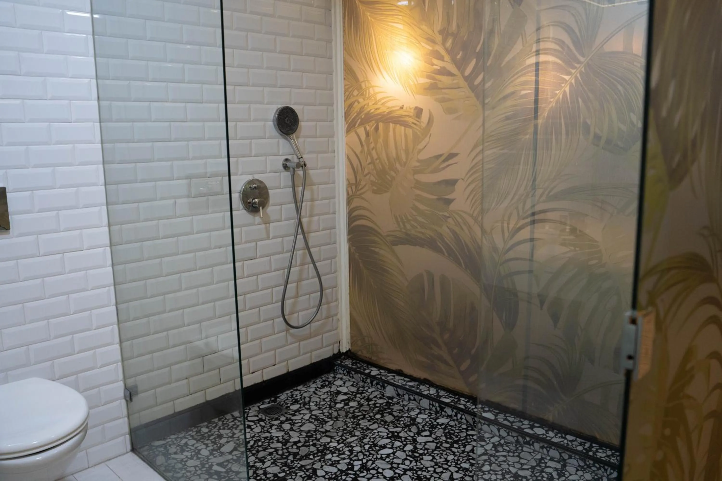 Shower in Garden Hotel Boutique & Events