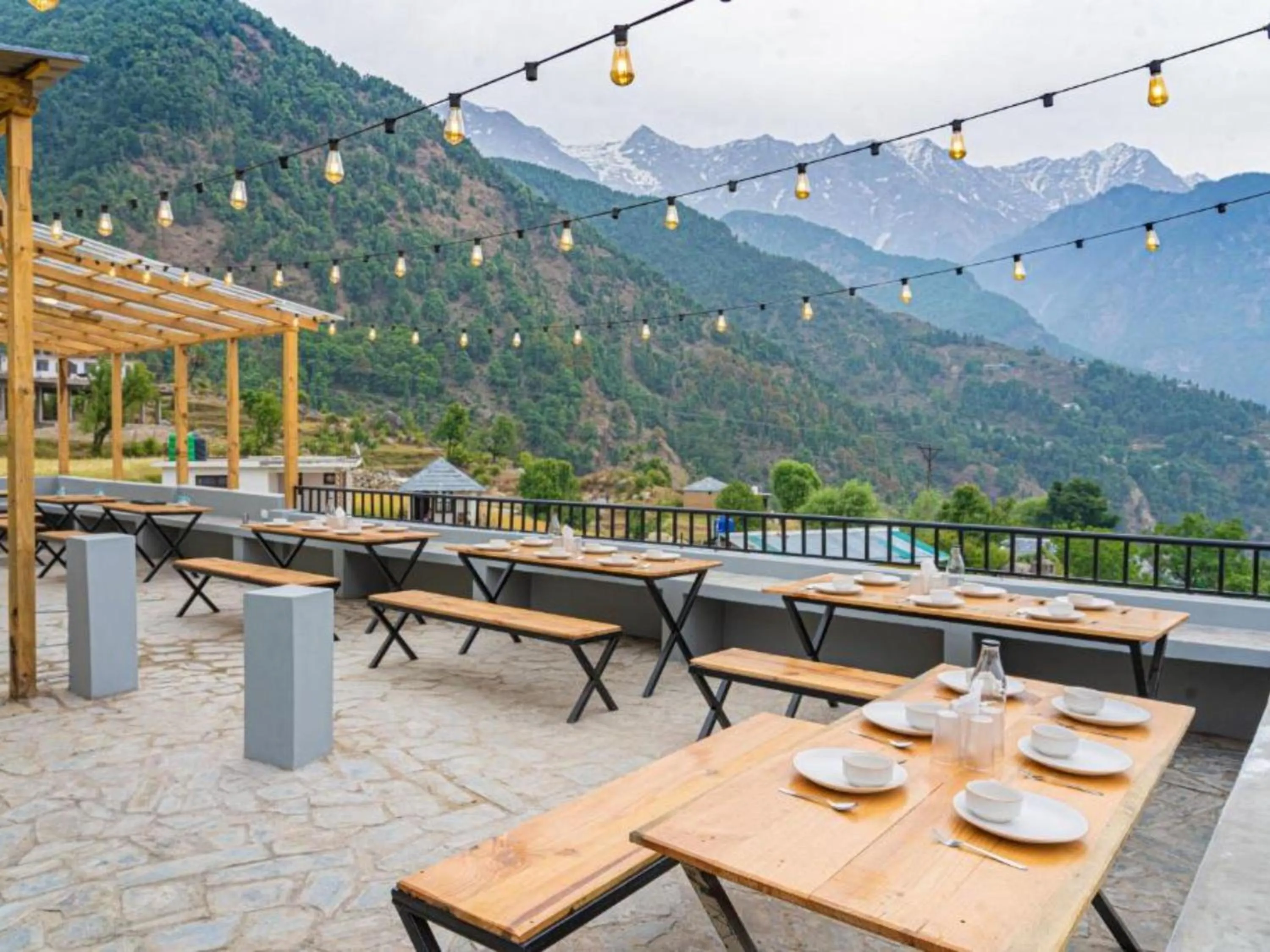 Restaurant/places to eat in The Hosteller Kareri