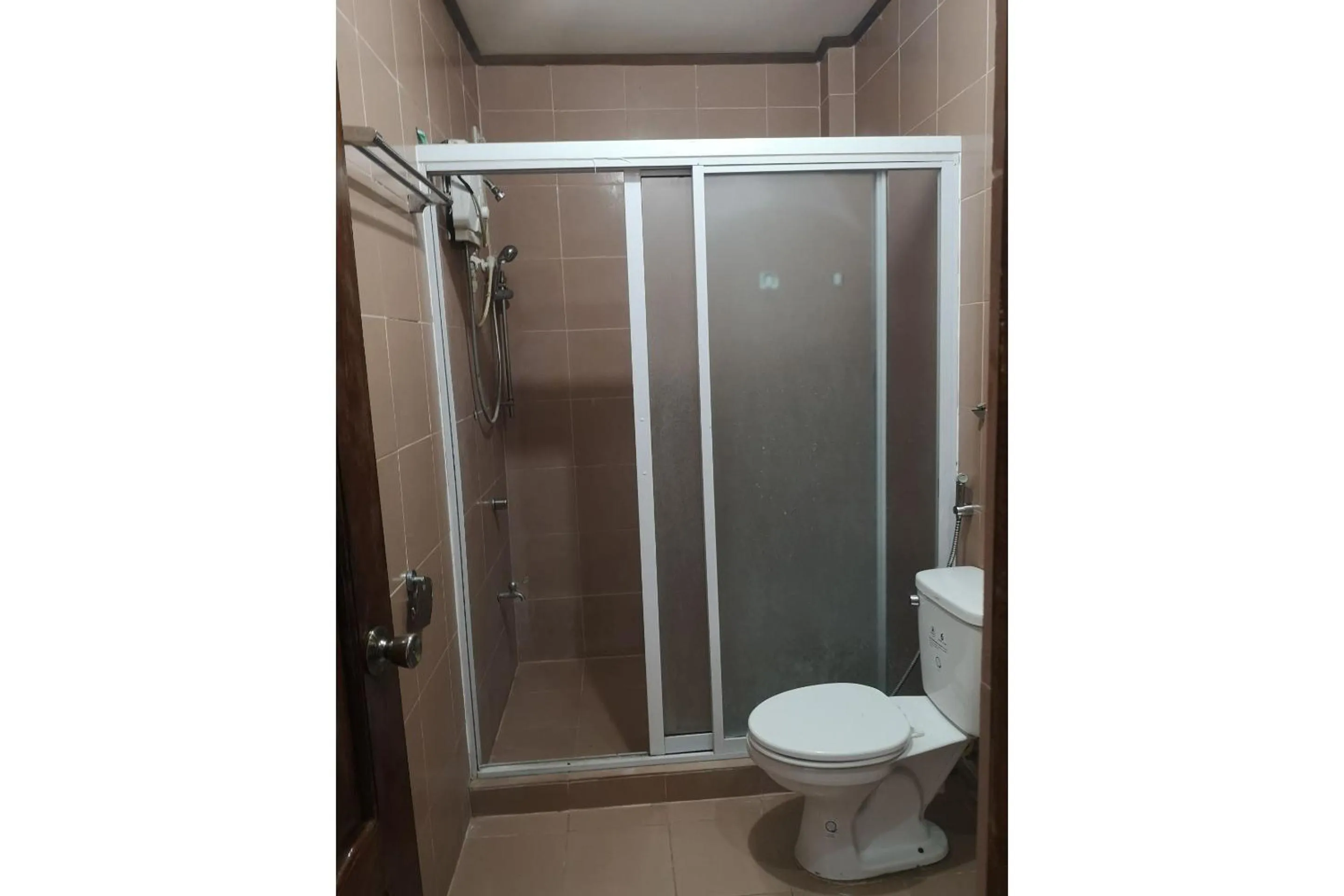 Bathroom in OYO 880 Flores De Musa Inn