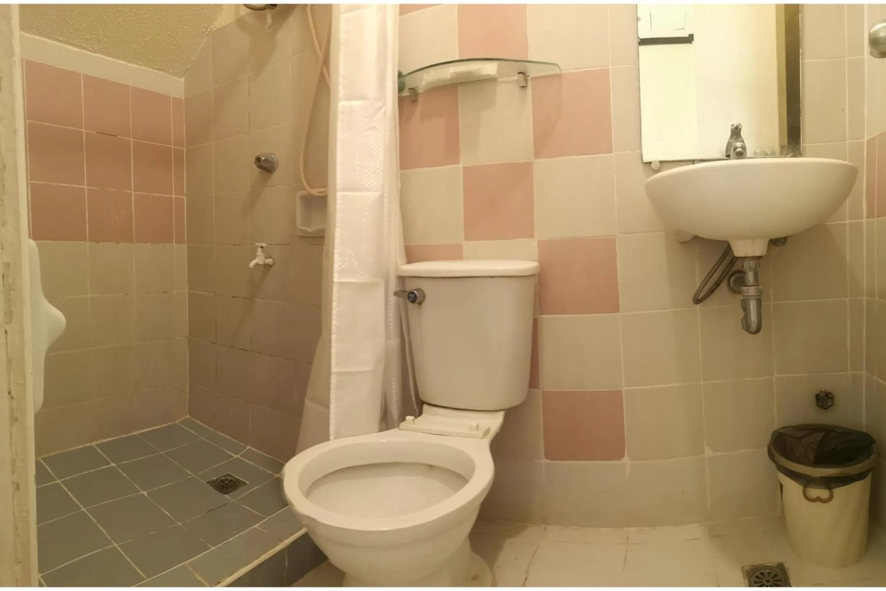 Bathroom in OYO 880 Flores De Musa Inn