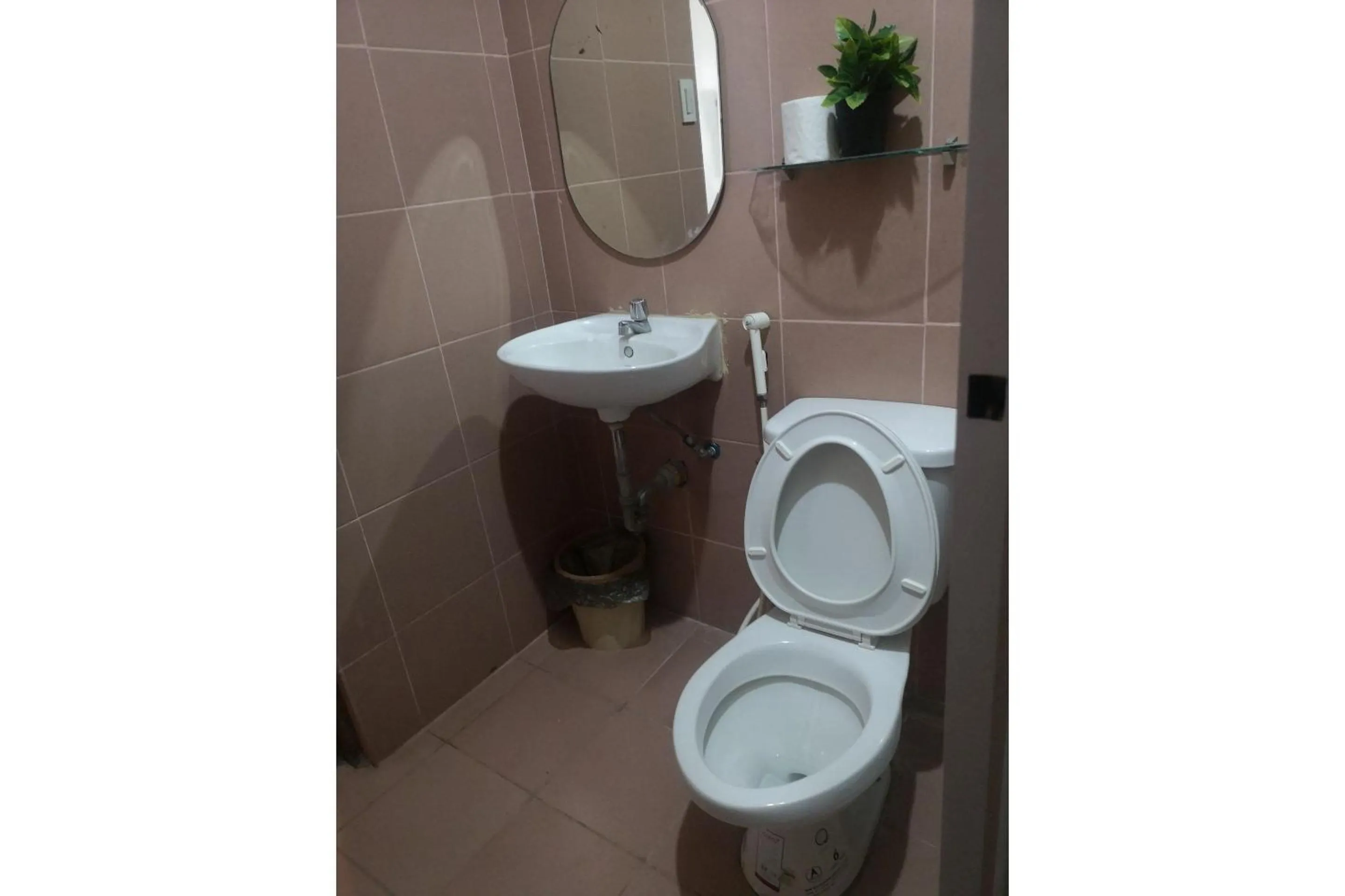 Bathroom in OYO 880 Flores De Musa Inn