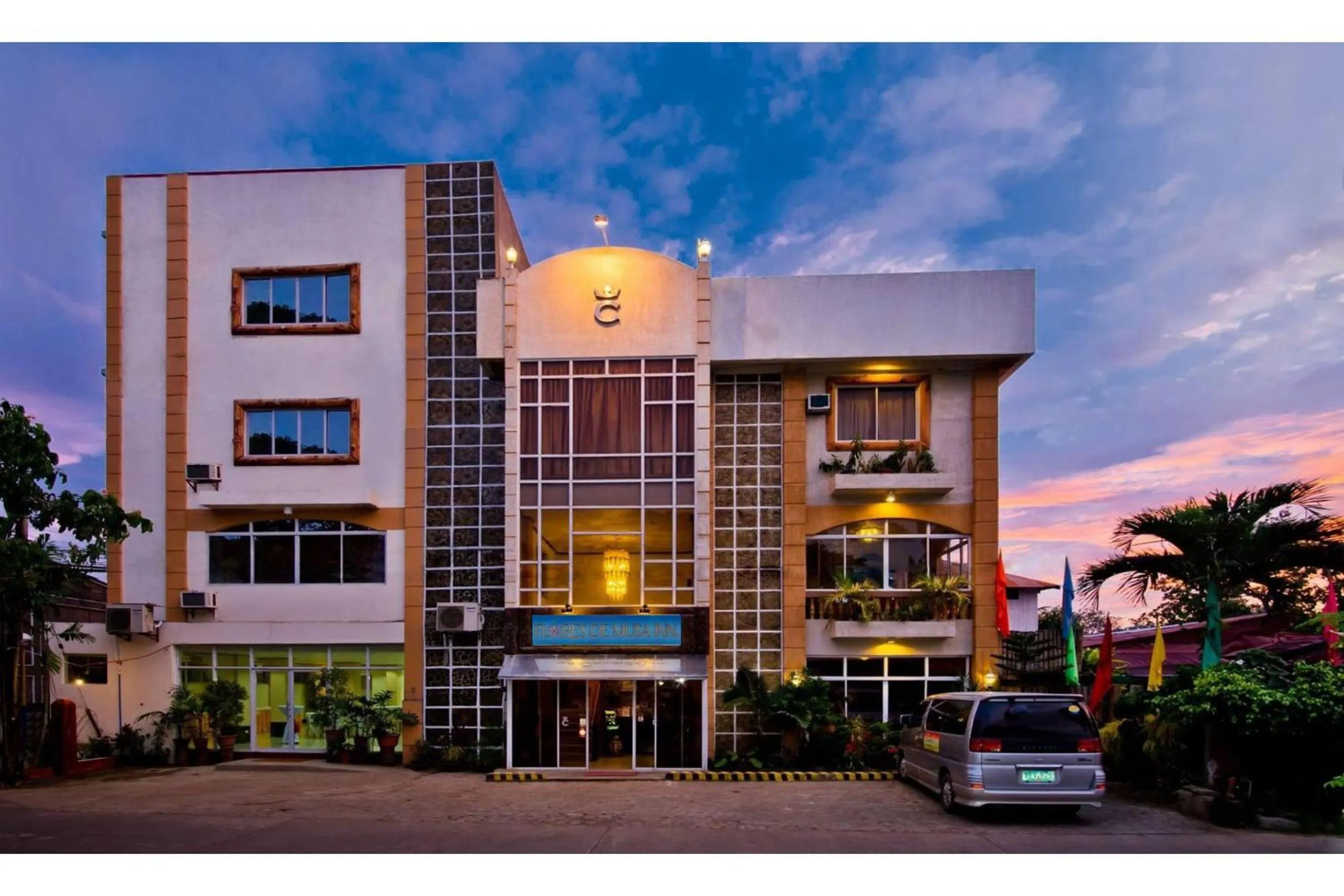 Facade/entrance in OYO 880 Flores De Musa Inn