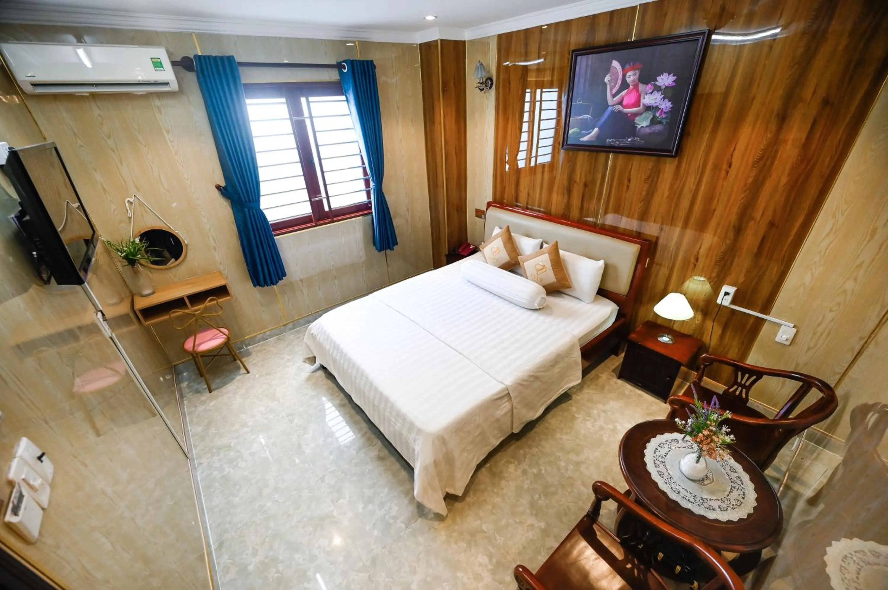 Communal lounge/ TV room, Bed in Ly Ly Hotel