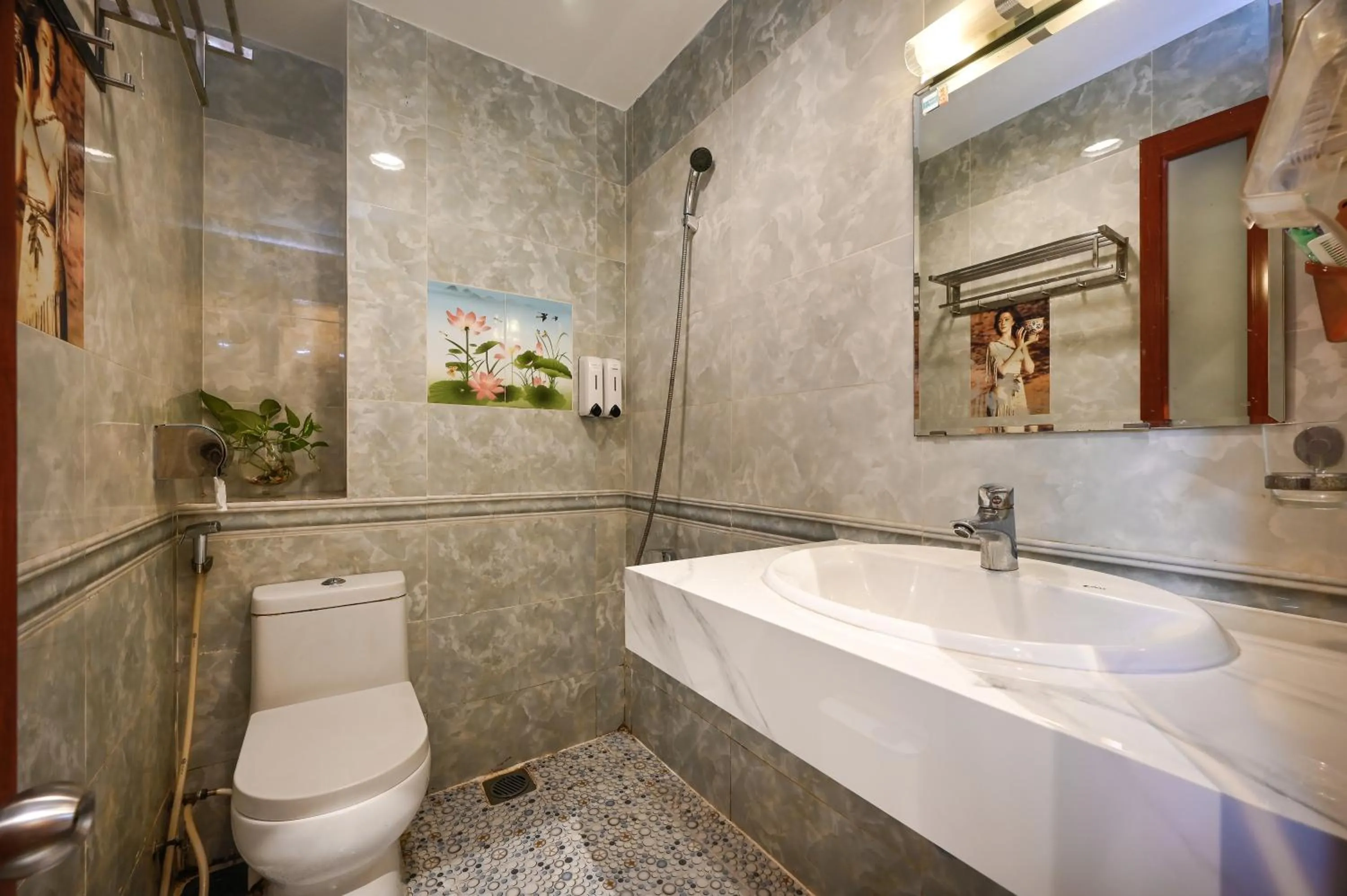 Toilet in Ly Ly Hotel