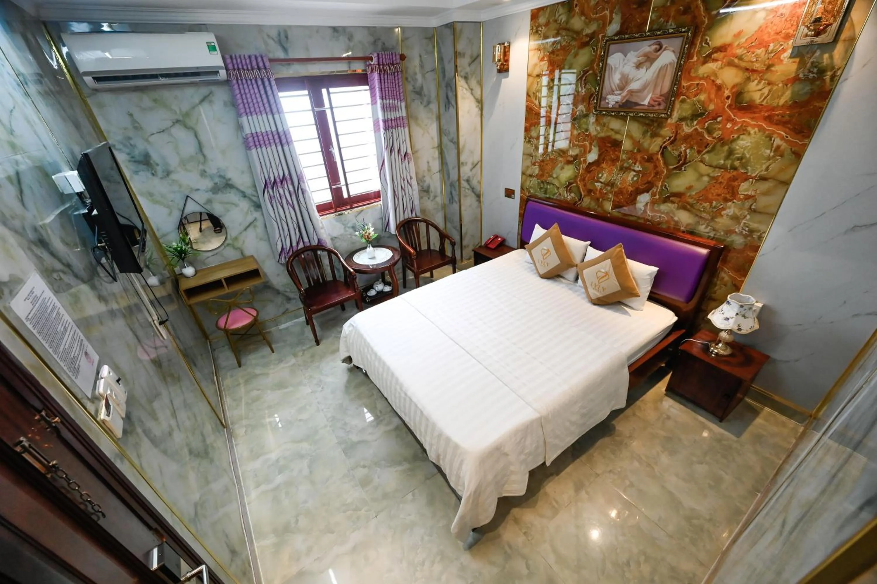 Communal lounge/ TV room, Bed in Ly Ly Hotel