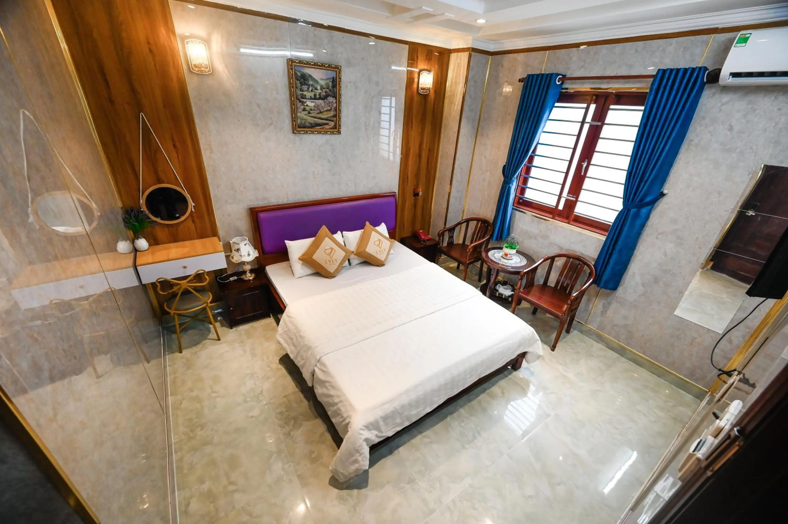 Living room, Bed in Ly Ly Hotel