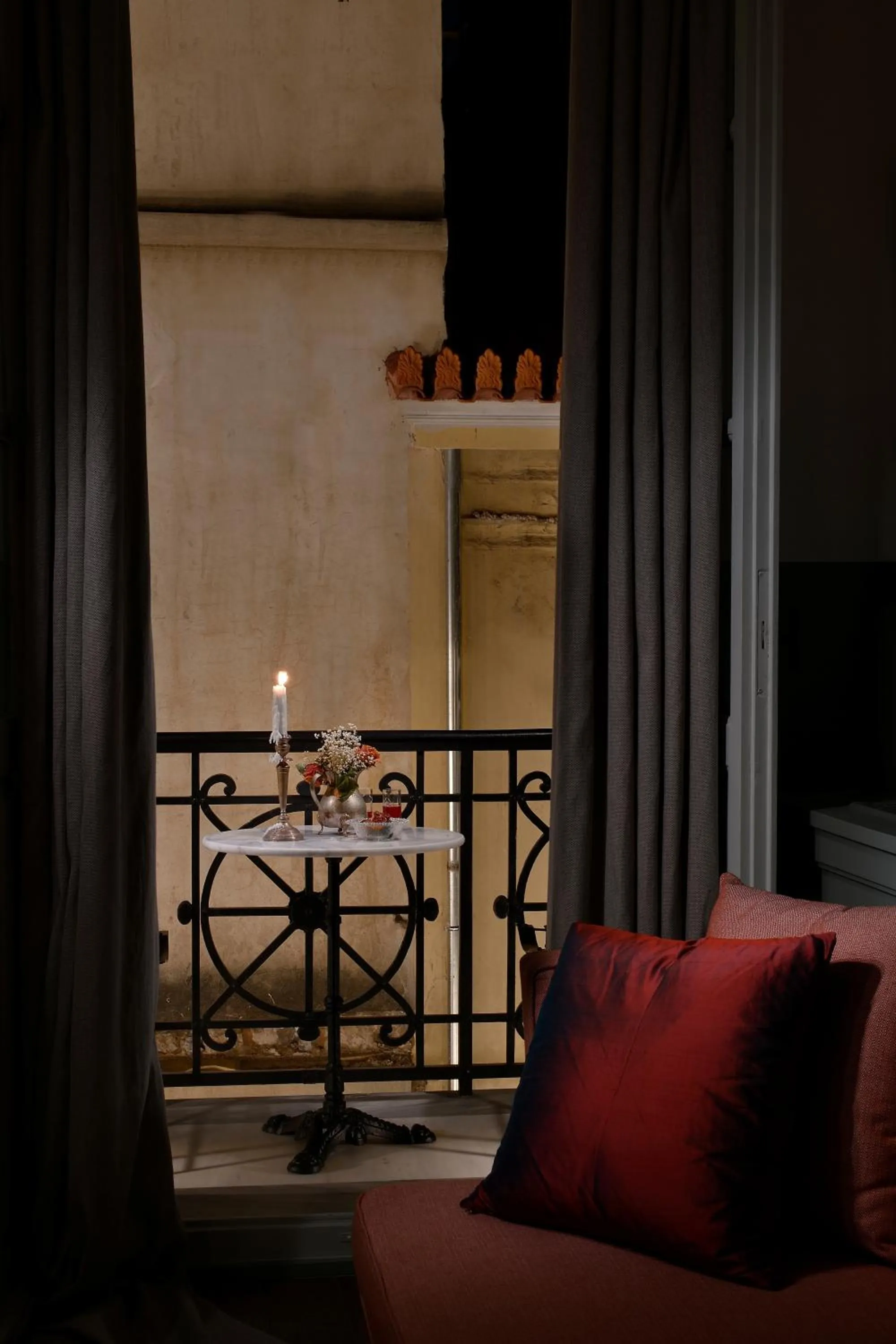 Seating area in ATHINAIDOS QUARTERS by K&K