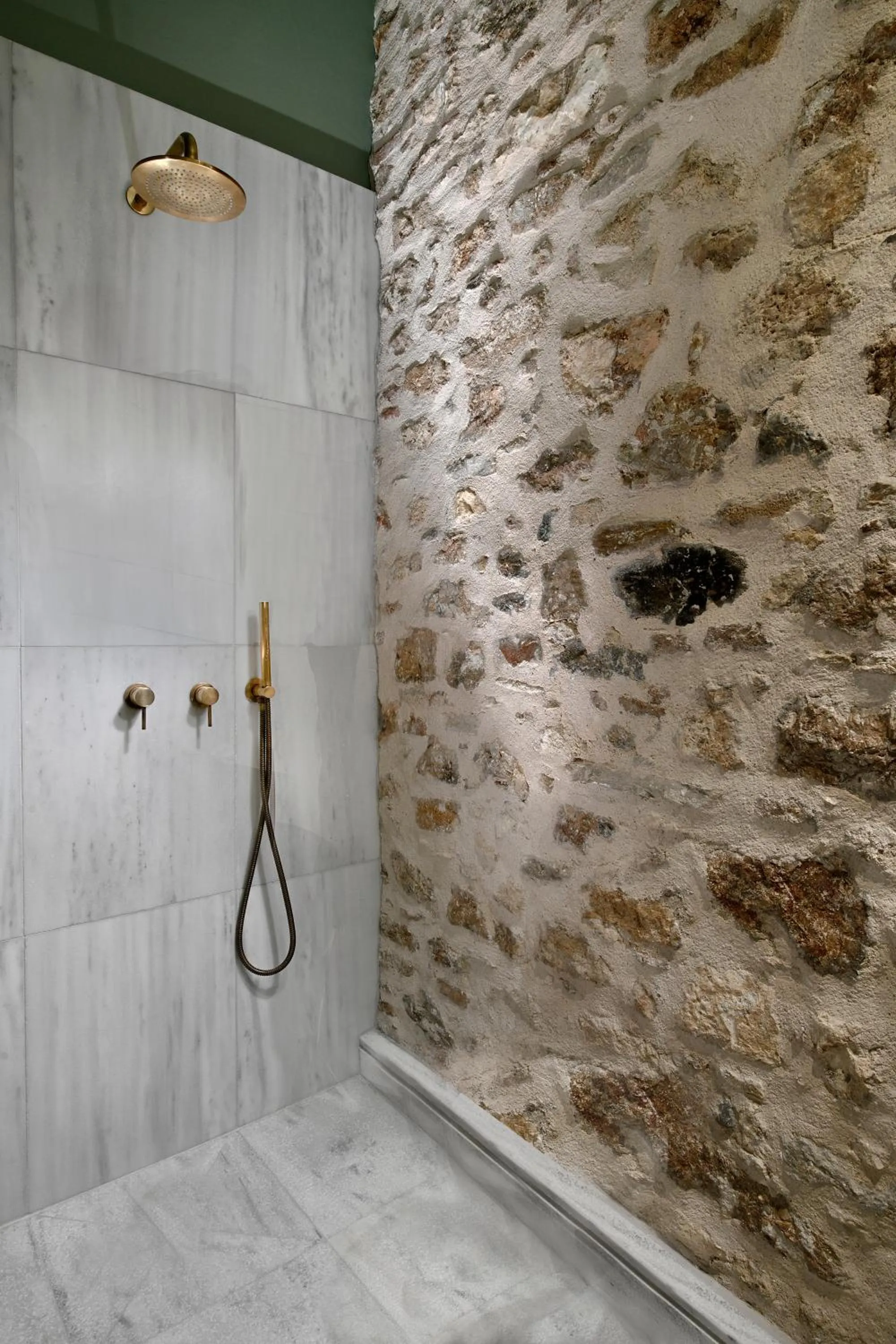 Shower in ATHINAIDOS QUARTERS by K&K