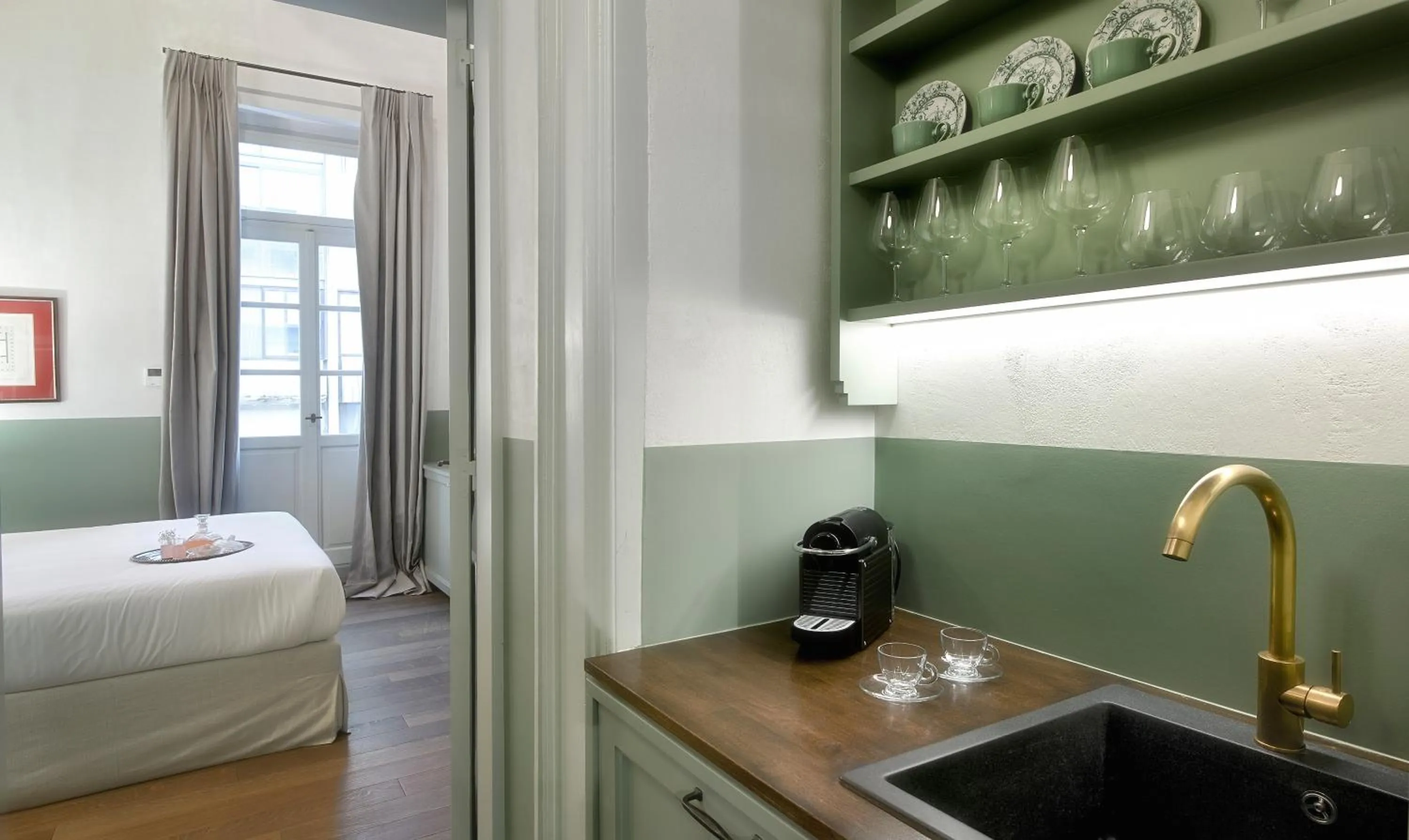 Coffee/tea facilities, Bed in ATHINAIDOS QUARTERS by K&K