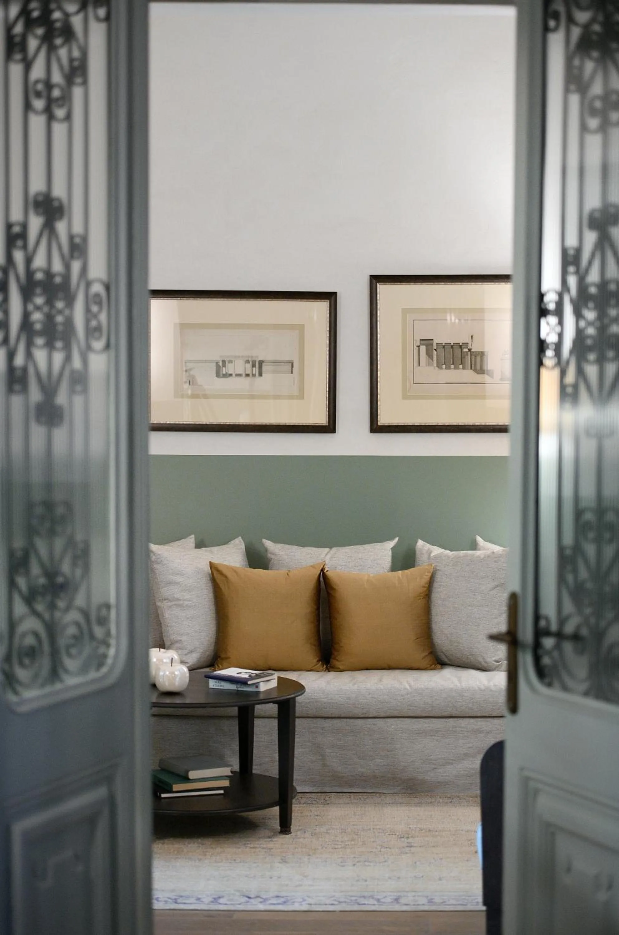 Living room in ATHINAIDOS QUARTERS by K&K