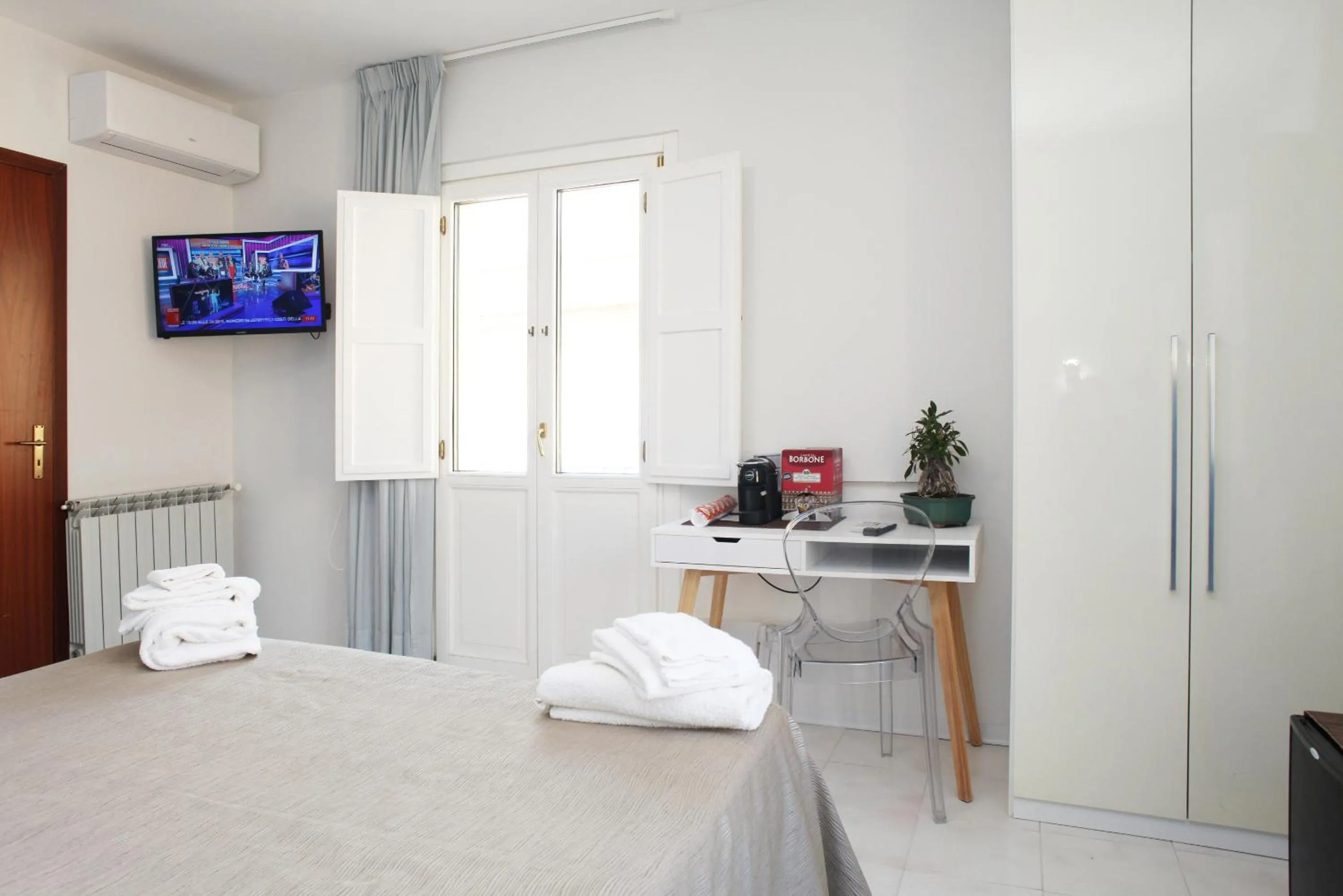 TV and multimedia, Bed in Albergo Russo