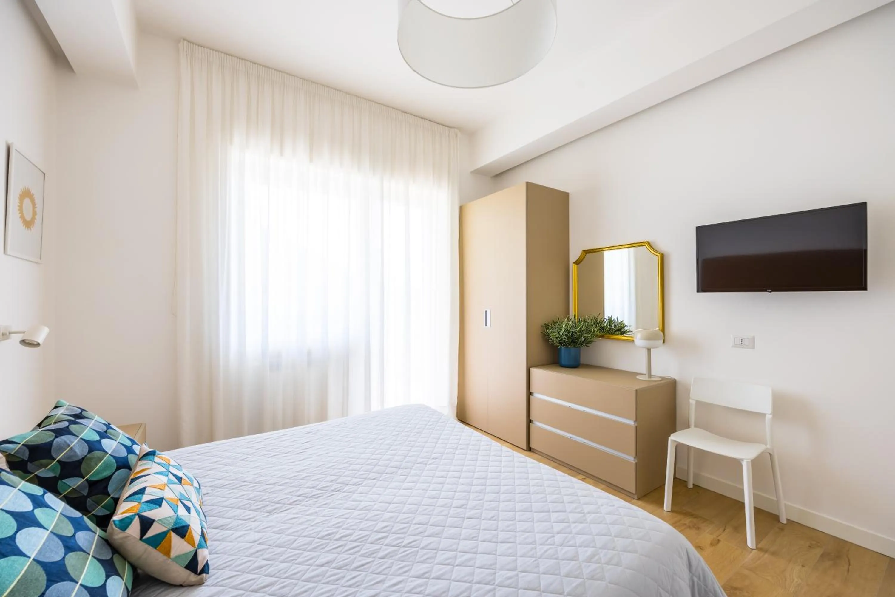 Photo of the whole room, Bed in Residence Panoramic