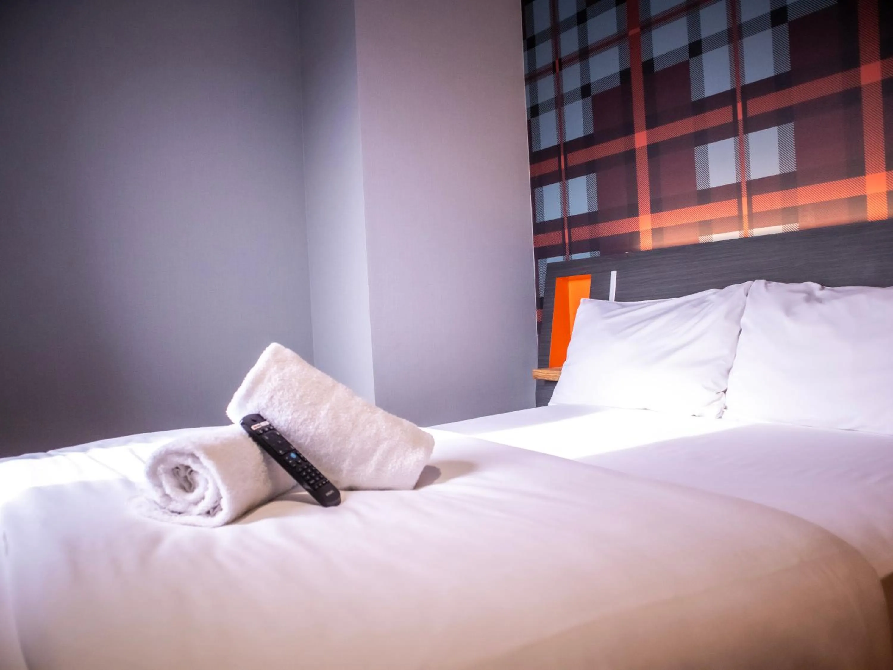 Bedroom, Bed in easyHotel Dublin