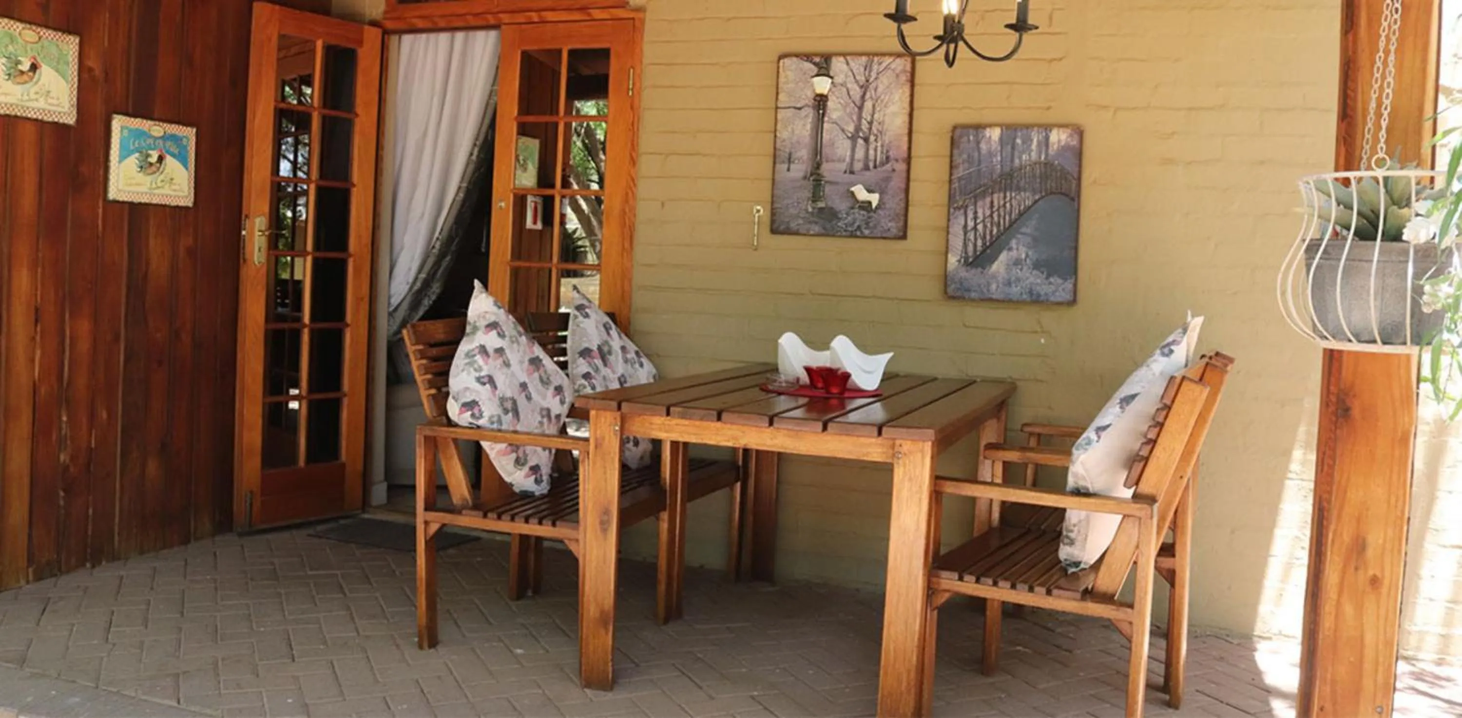 Dining area in De Stallen Guest Villas and Golf Course