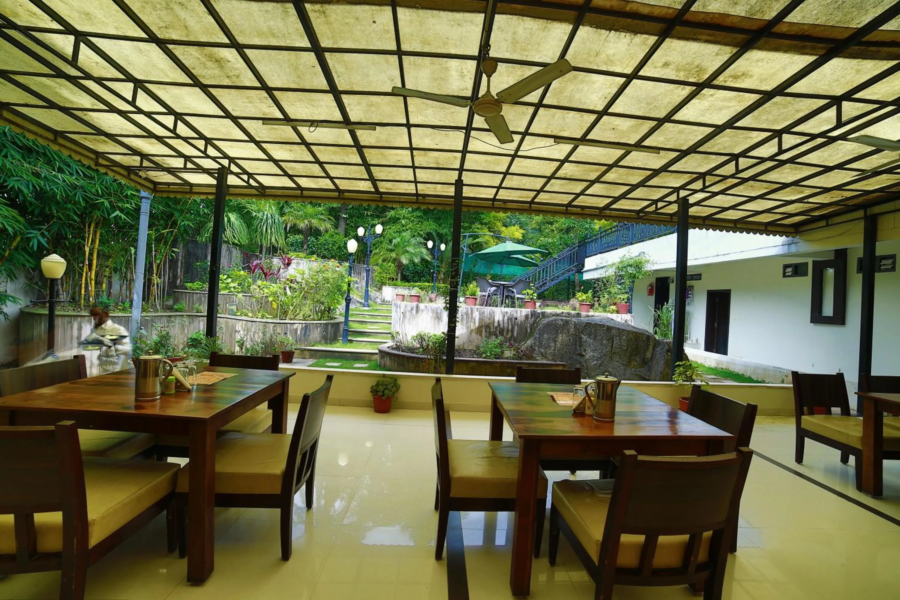 Restaurant/places to eat in Hotel Shiv Villa