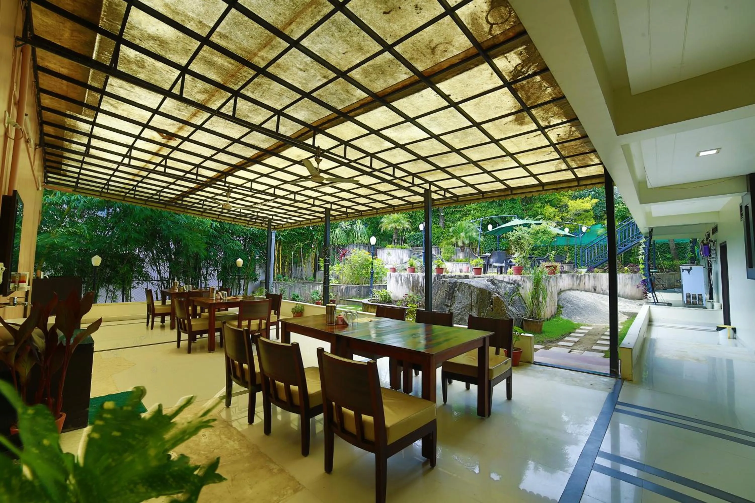 Restaurant/places to eat in Hotel Shiv Villa