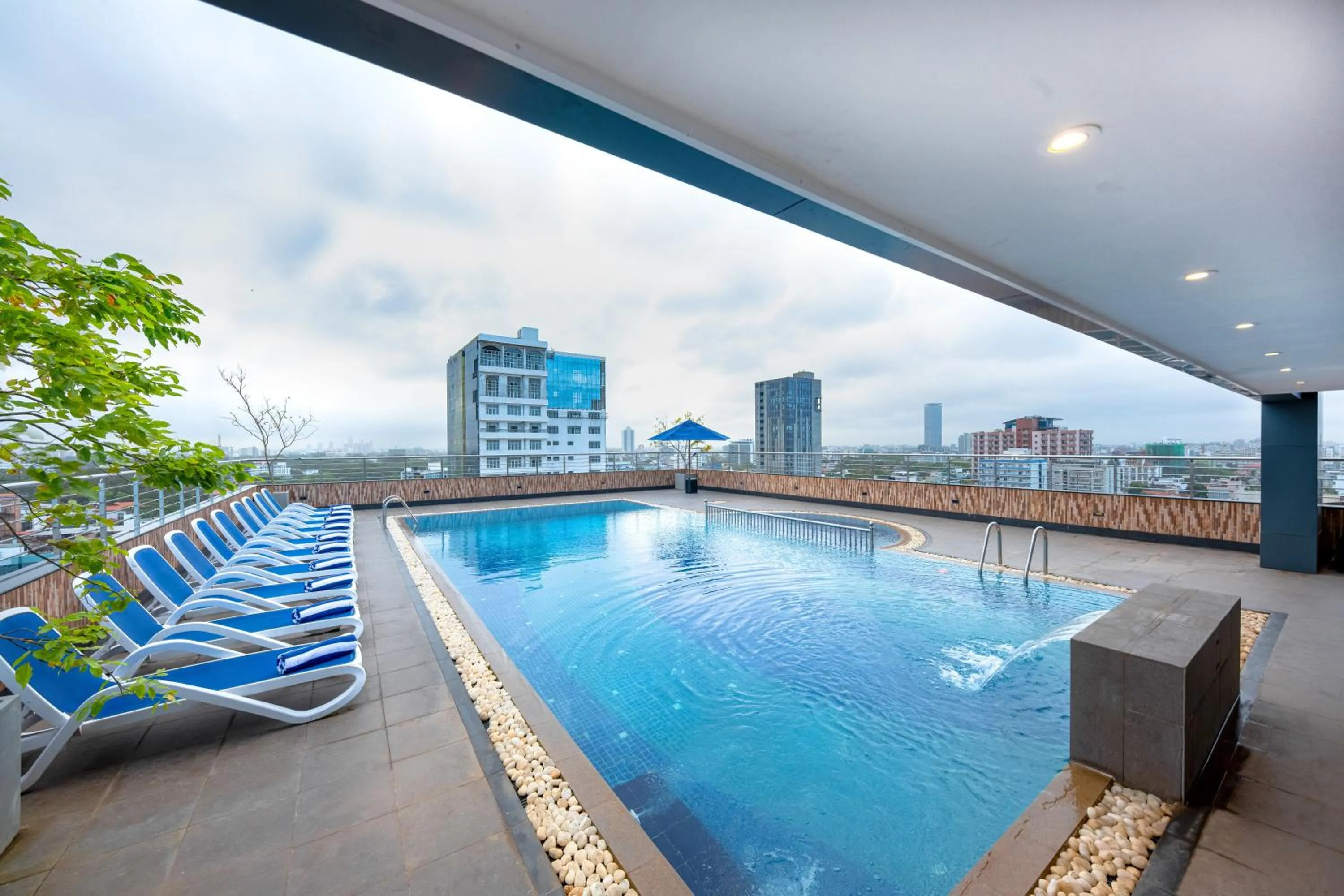 Swimming pool in Pearl Grand By Rathna