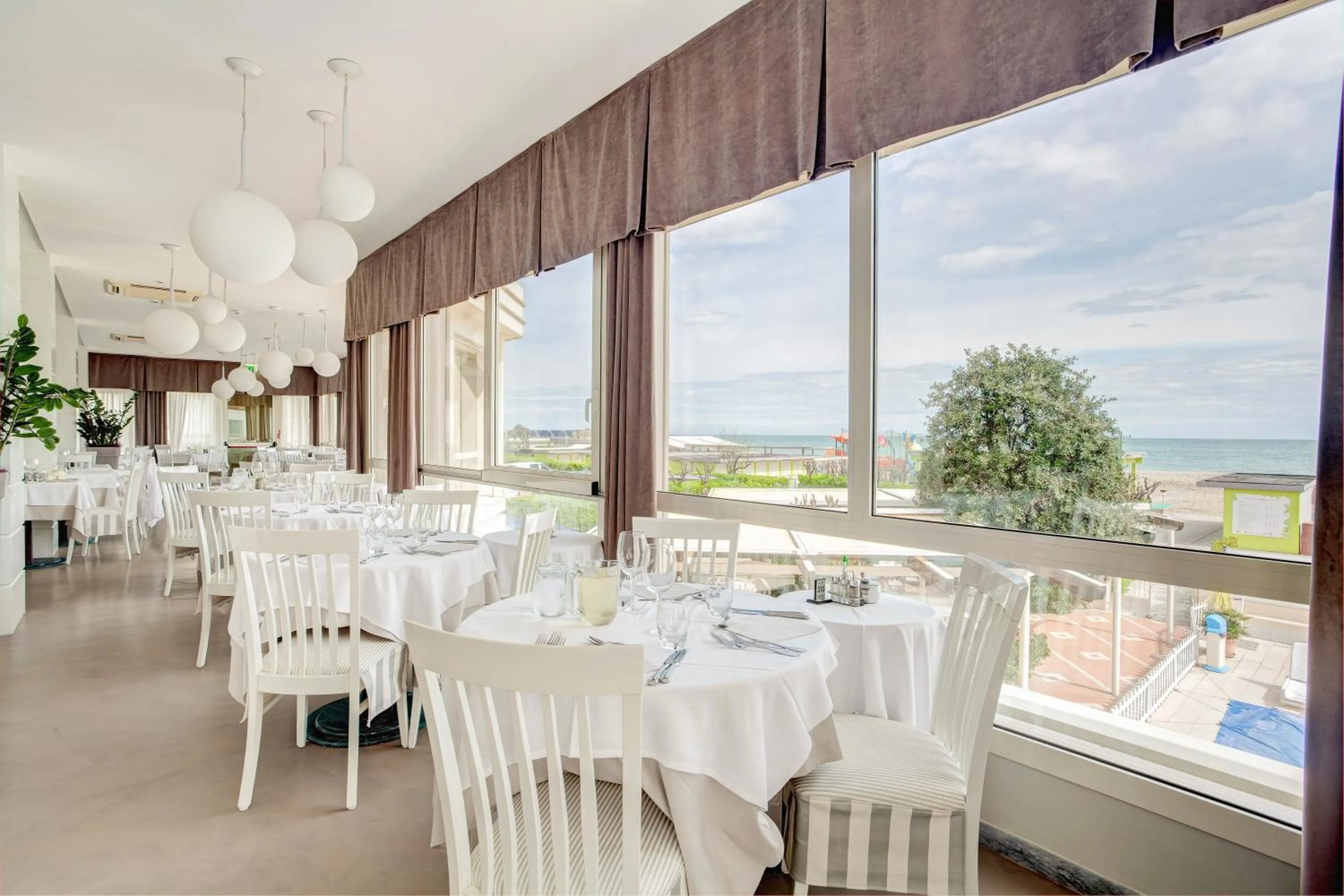 Restaurant/places to eat in Hotel Majestic