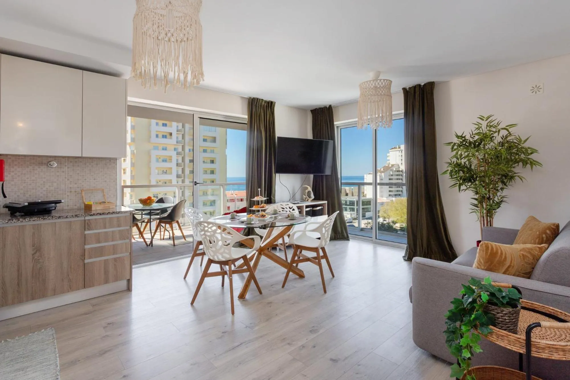 McRamé Design Apt Sea View, Beachfront, Swimming Pool, 2BDR, 2BAR, 6 pax, Praia da Rocha