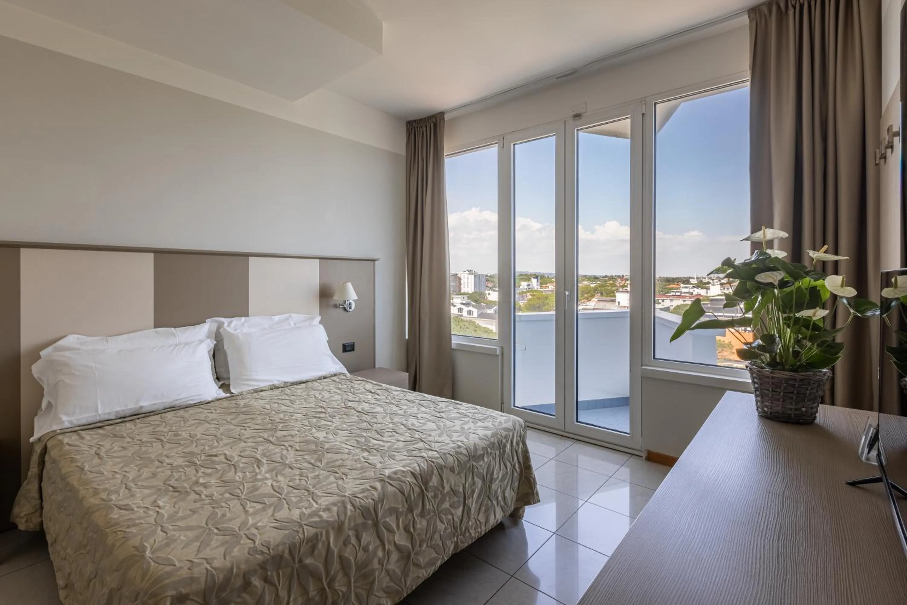 Balcony/Terrace, Bed in Hotel Cristallo