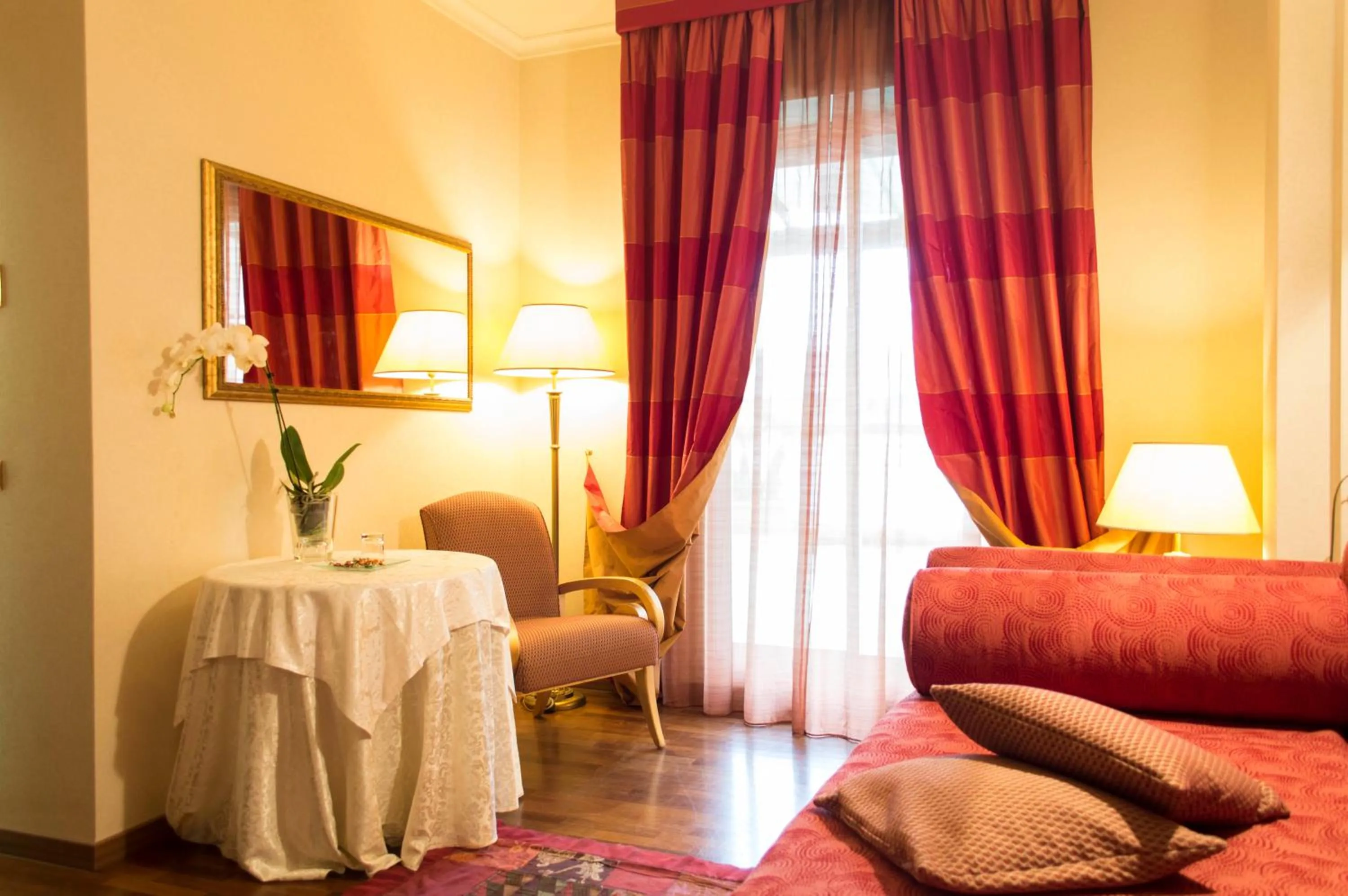 Living room, Bed in Hotel Polo