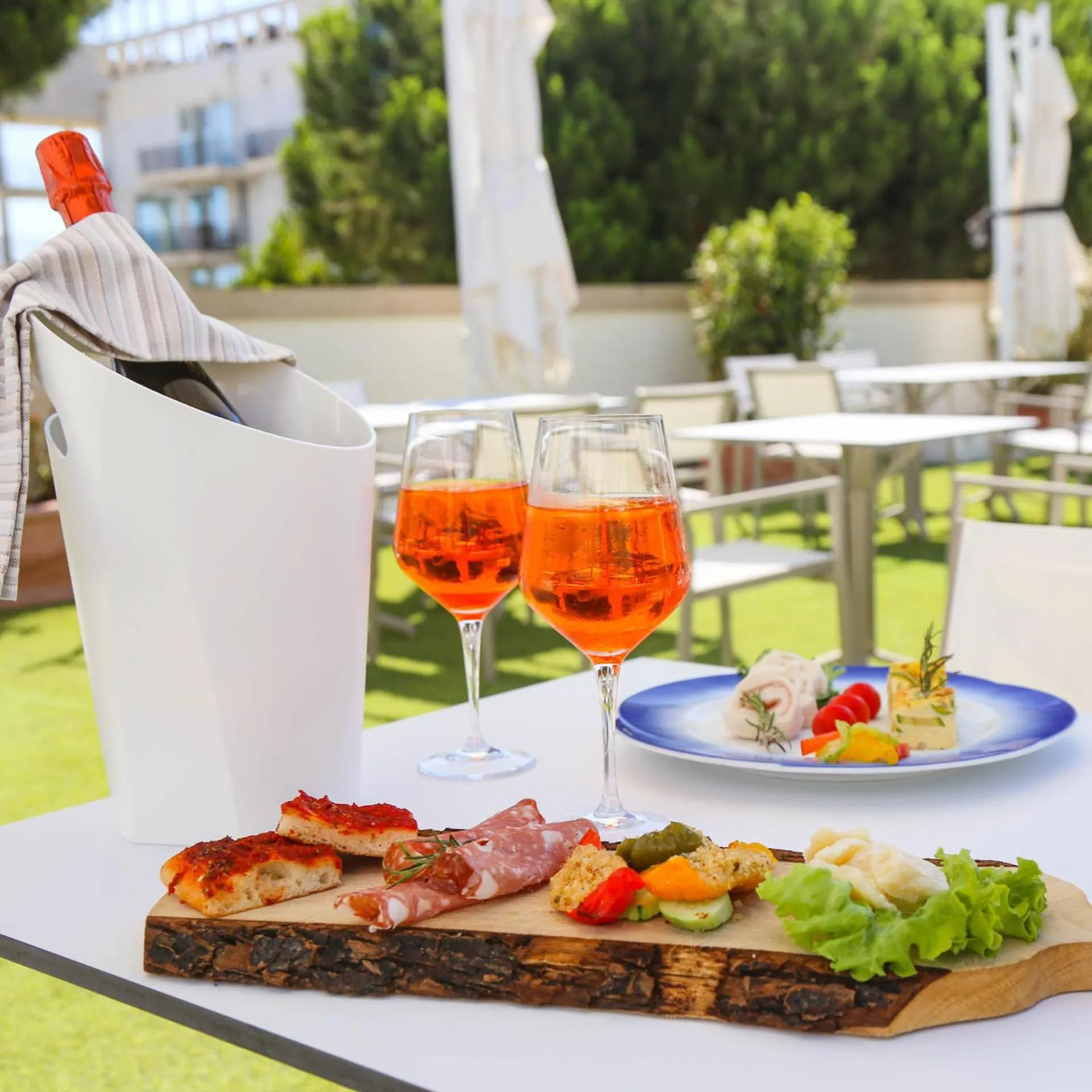 Restaurant/places to eat in Hotel Polo