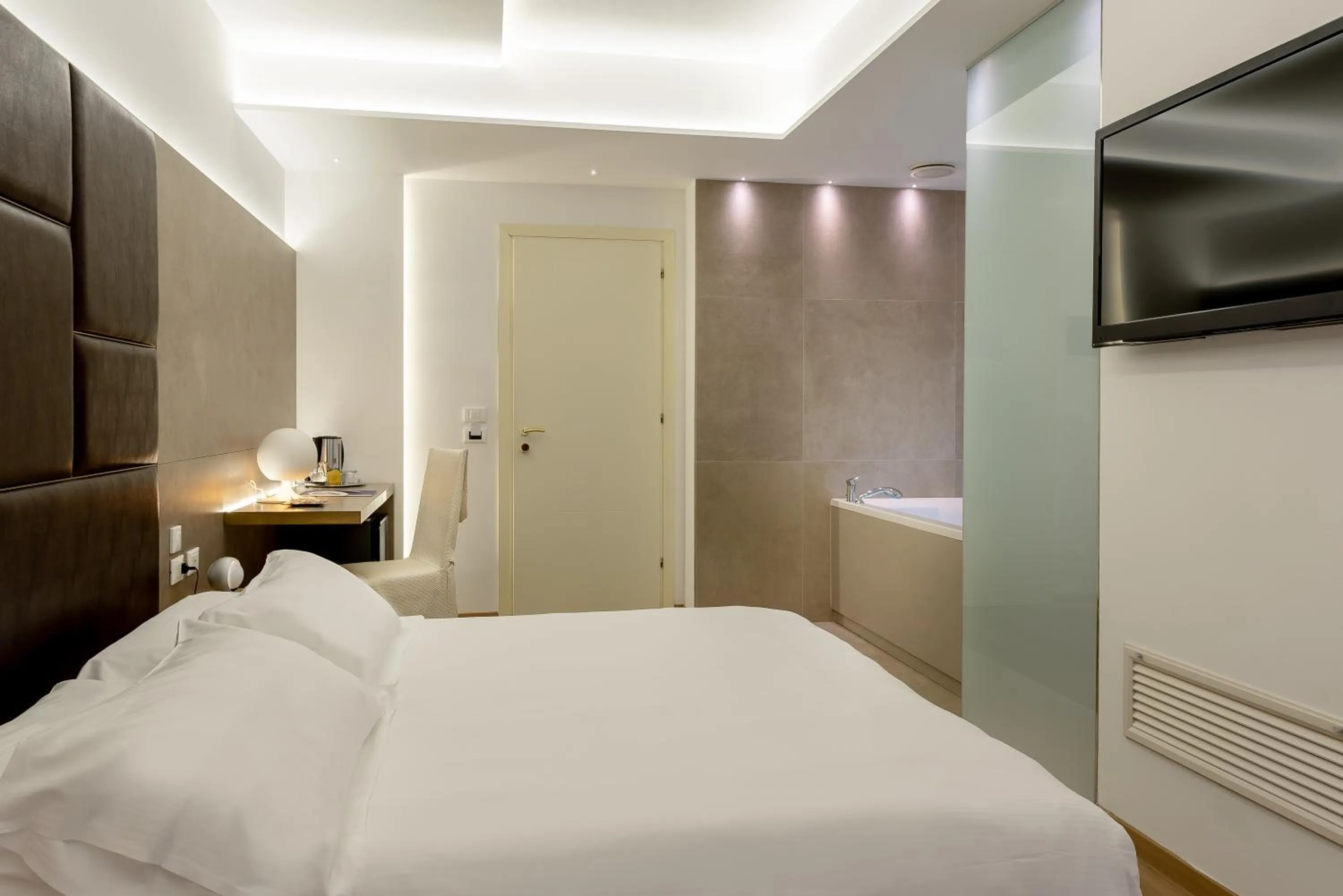 Photo of the whole room, Bed in Hotel Polo