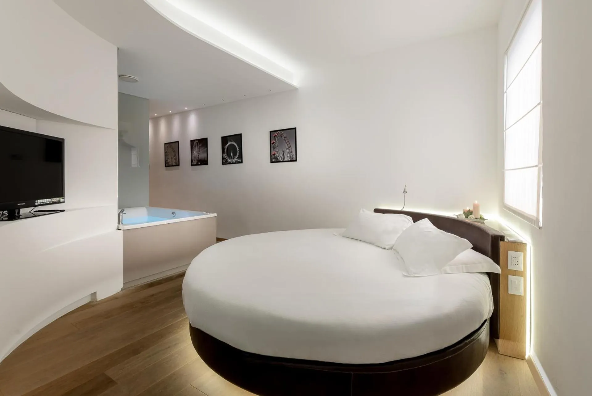 Hot Tub, Bed in Hotel Polo