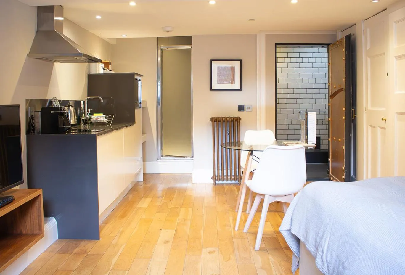 Shower, Bed in Linton Collection - 28 North Bridge