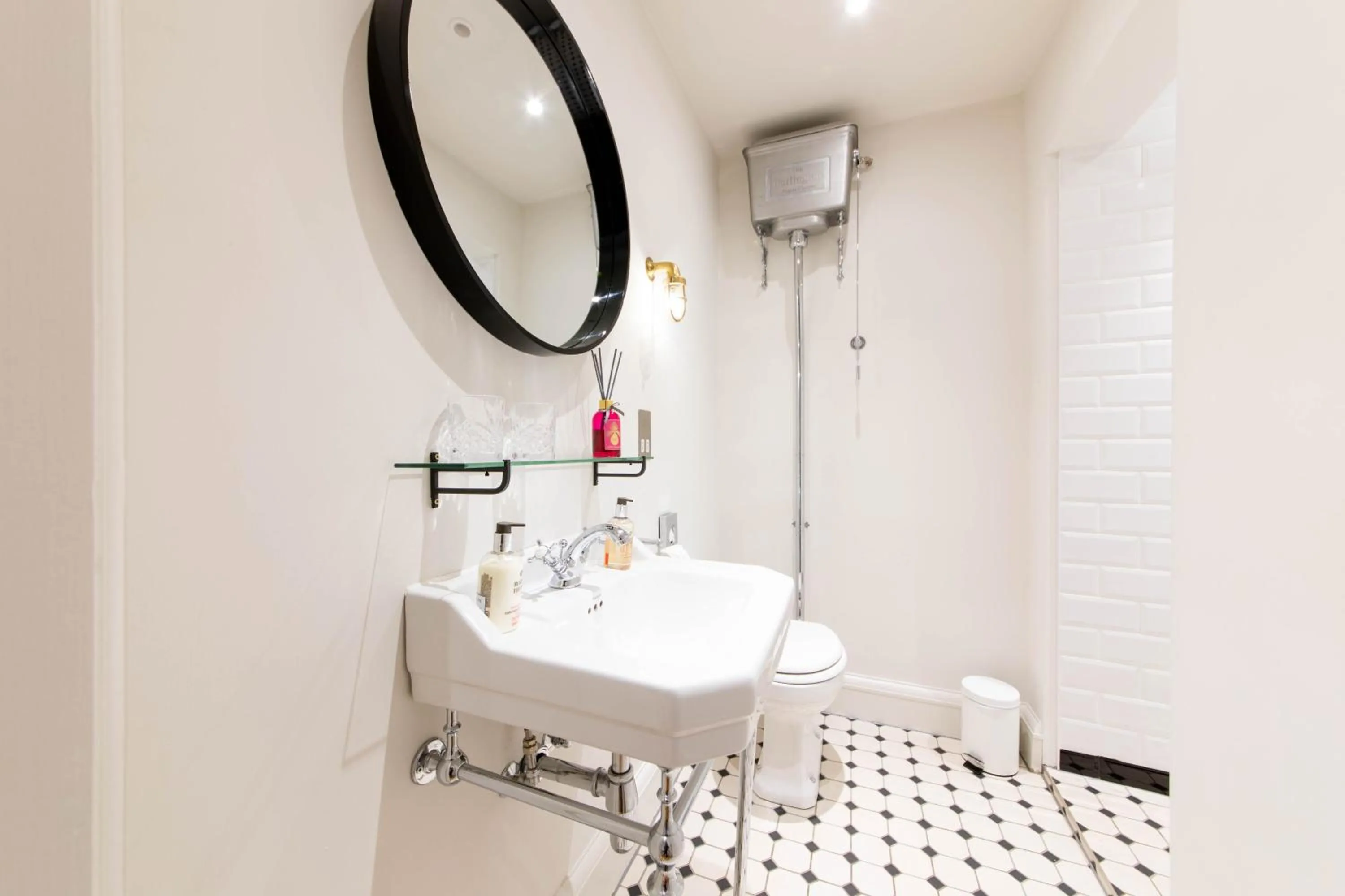 Toilet in Linton Collection - 28 North Bridge