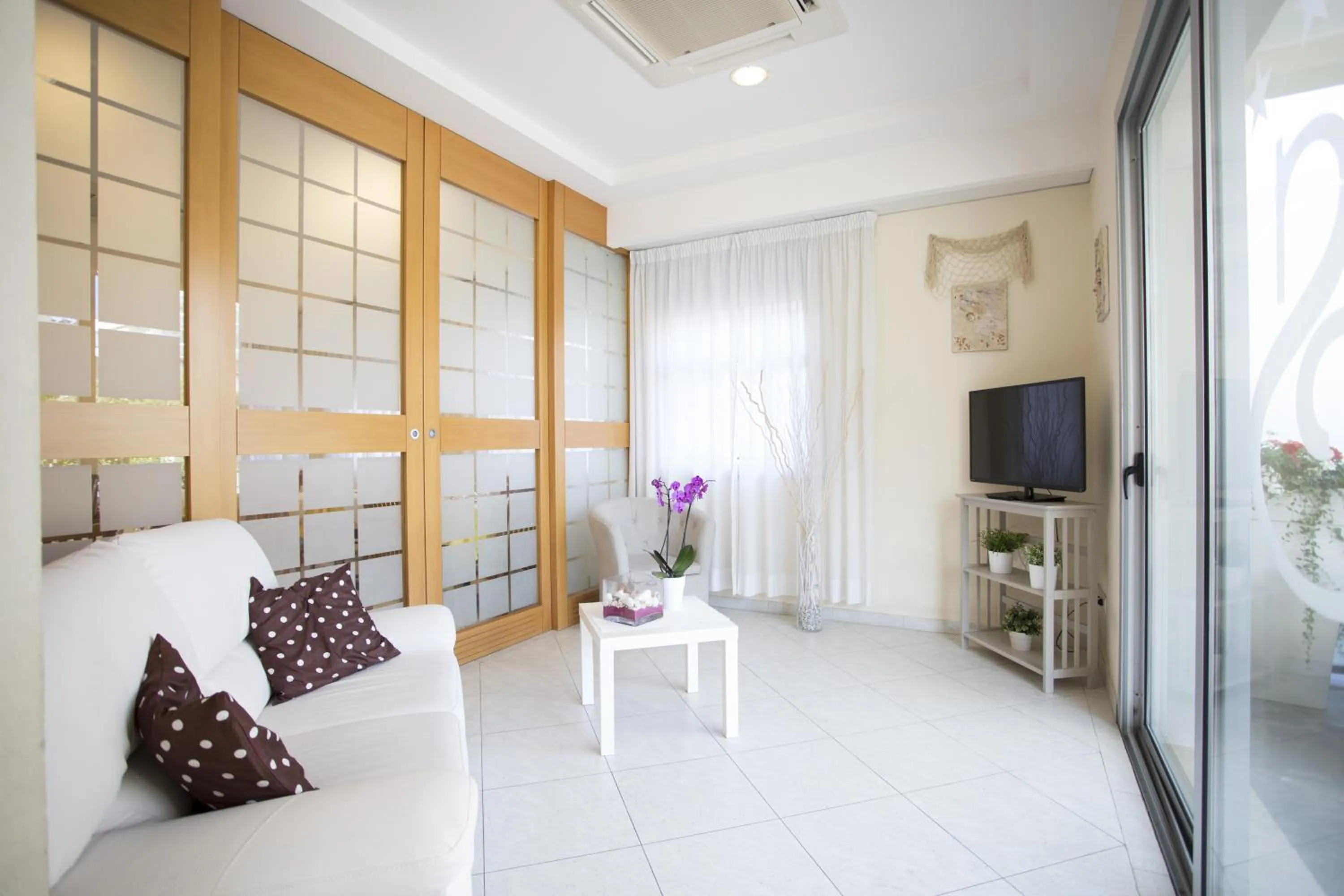 Communal lounge/ TV room in Hotel Savana