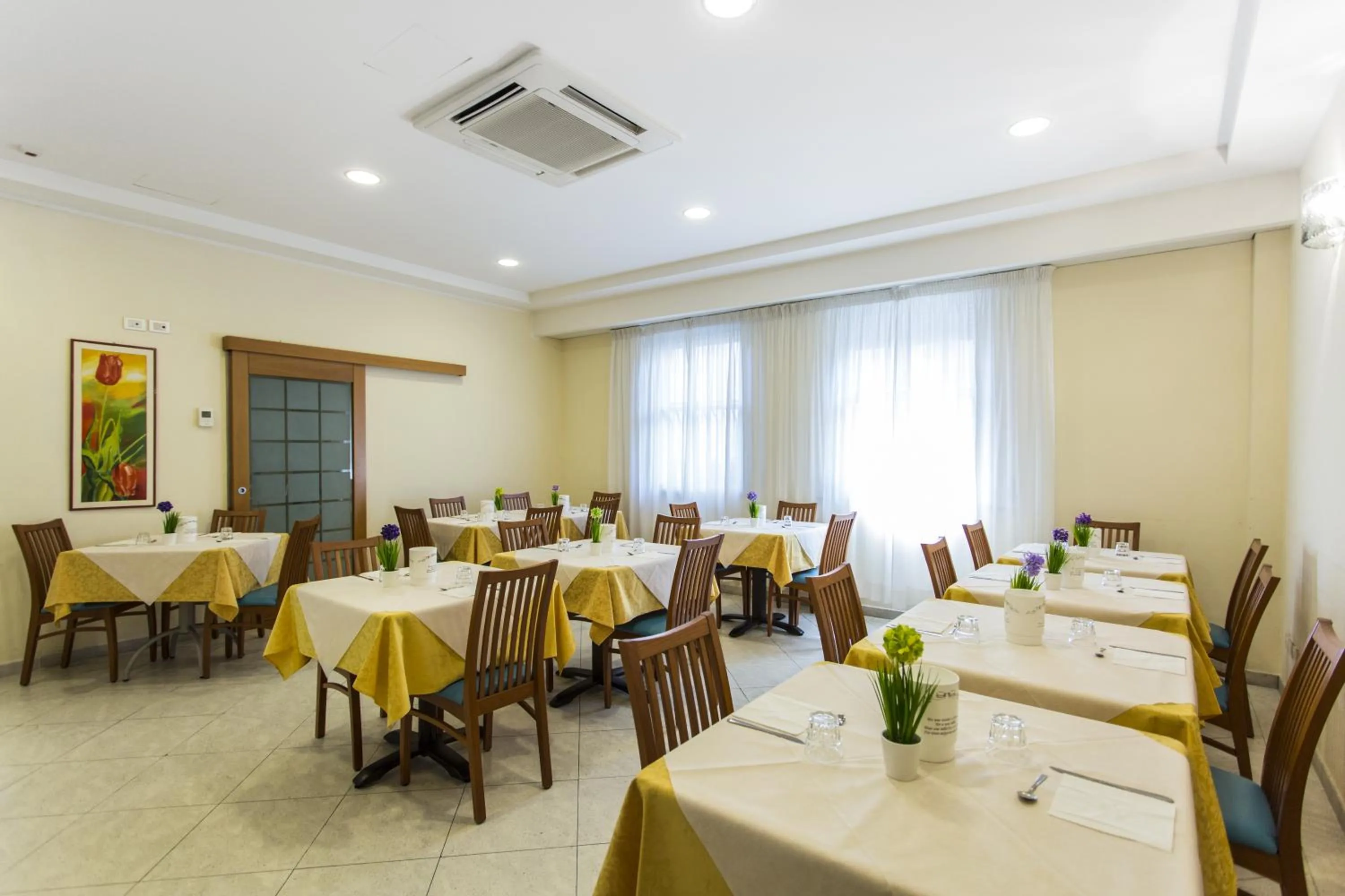 Restaurant/places to eat in Hotel Savana
