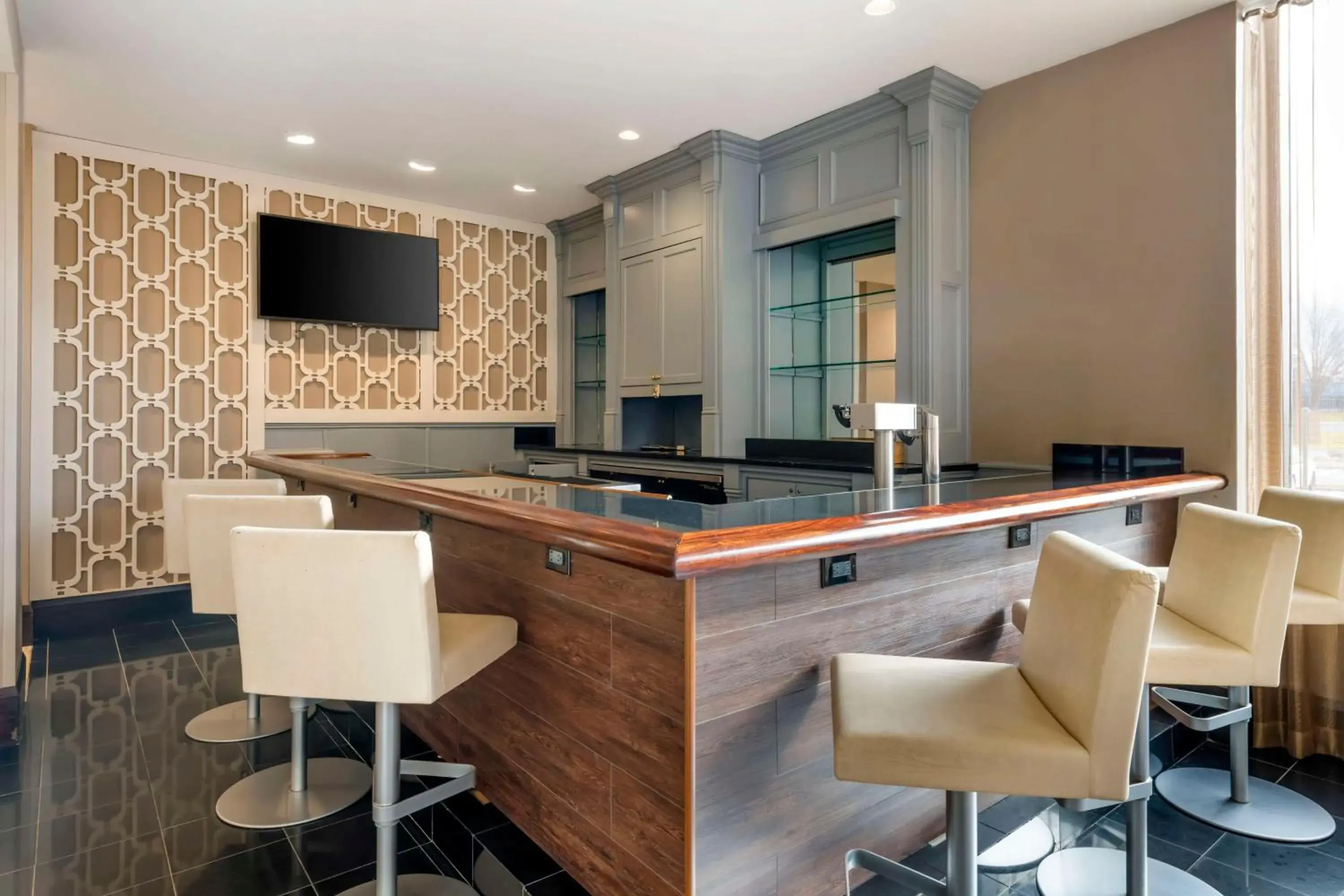 Lounge or bar in Best Western Brooklyn Center Hotel & Conference Center Lounge or bar in Best Western Brooklyn Center Hotel & Conference Center