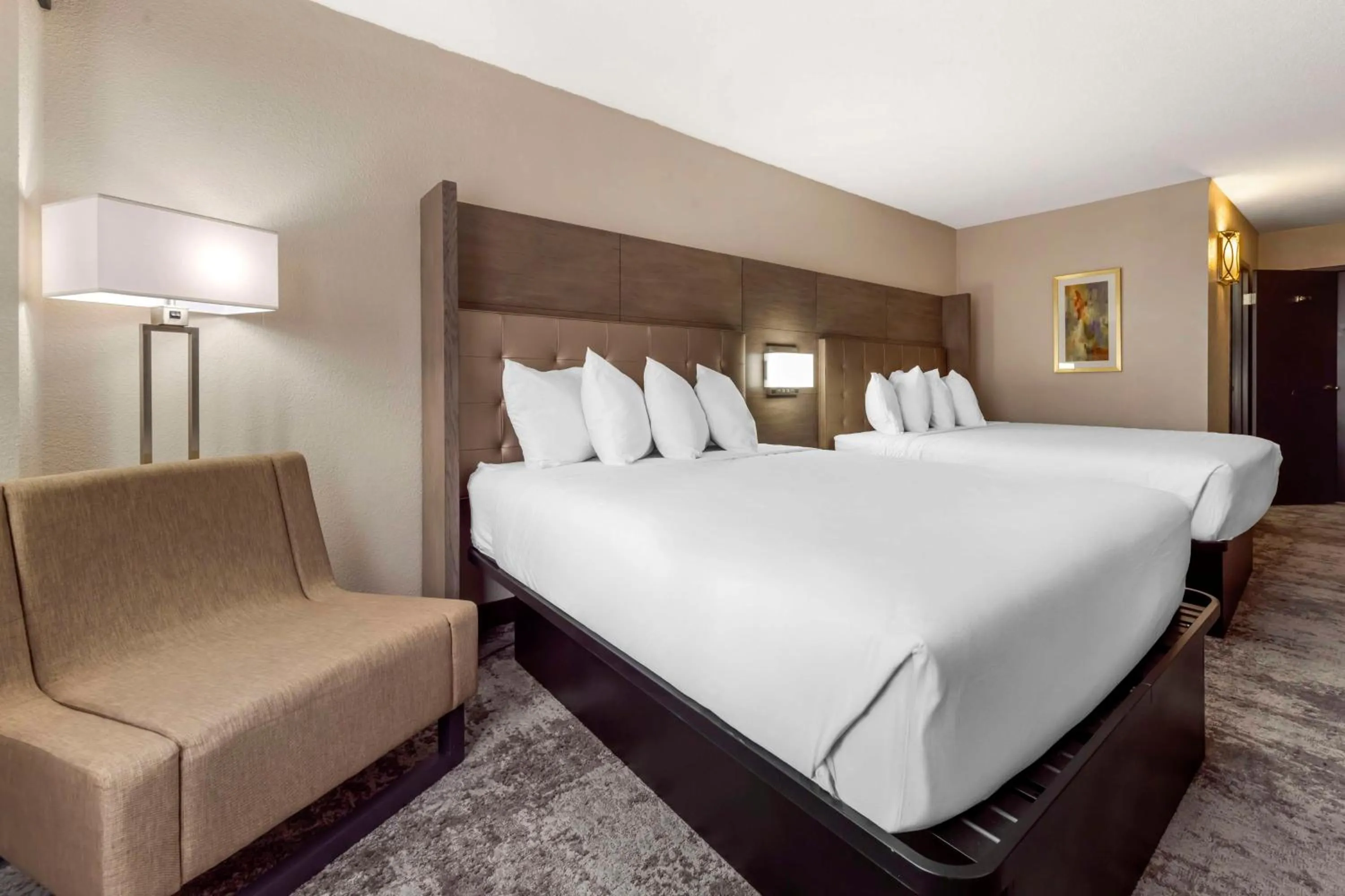 Bed in Best Western Brooklyn Center Hotel & Conference Center