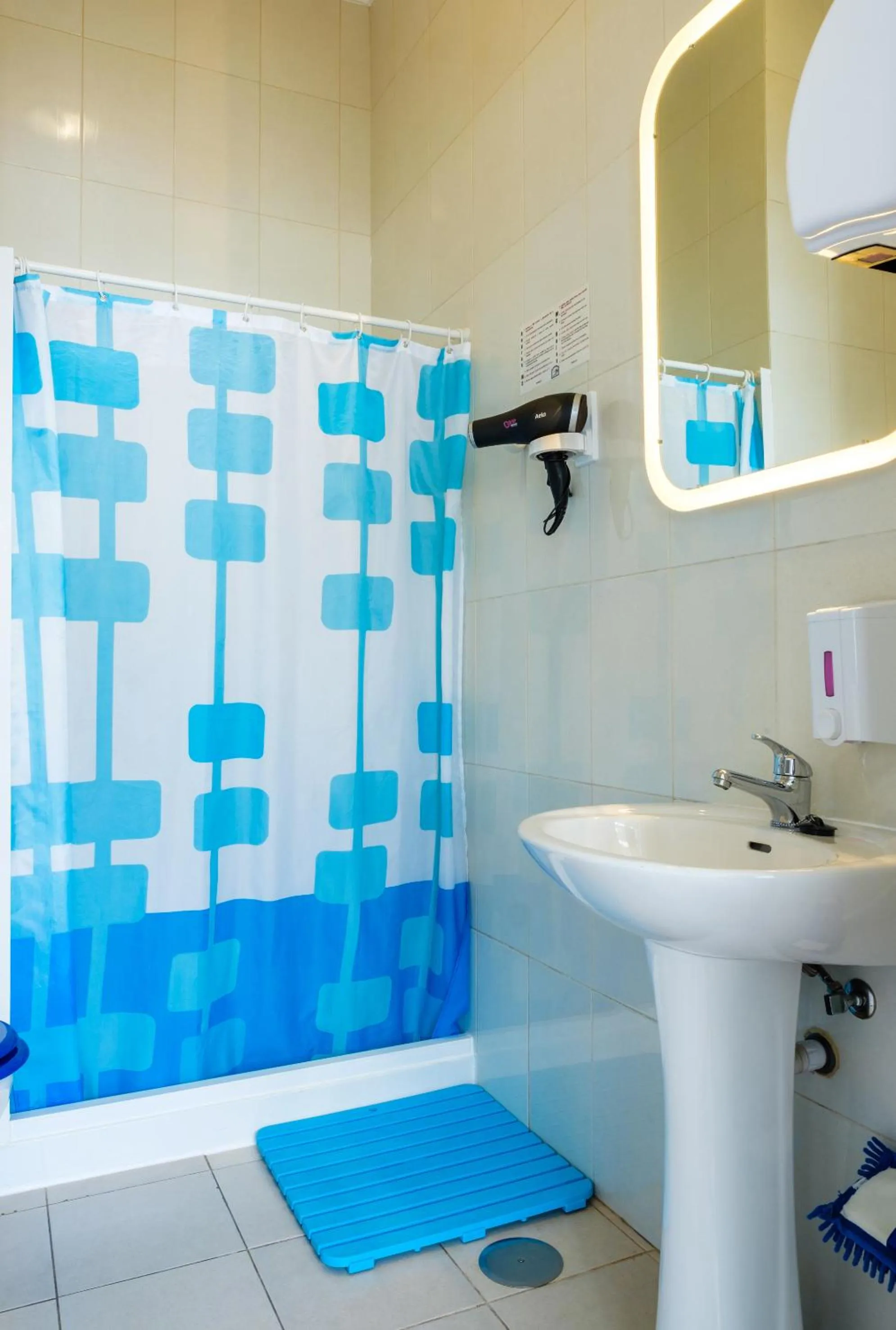 Shower in Loulé Coreto Hostel