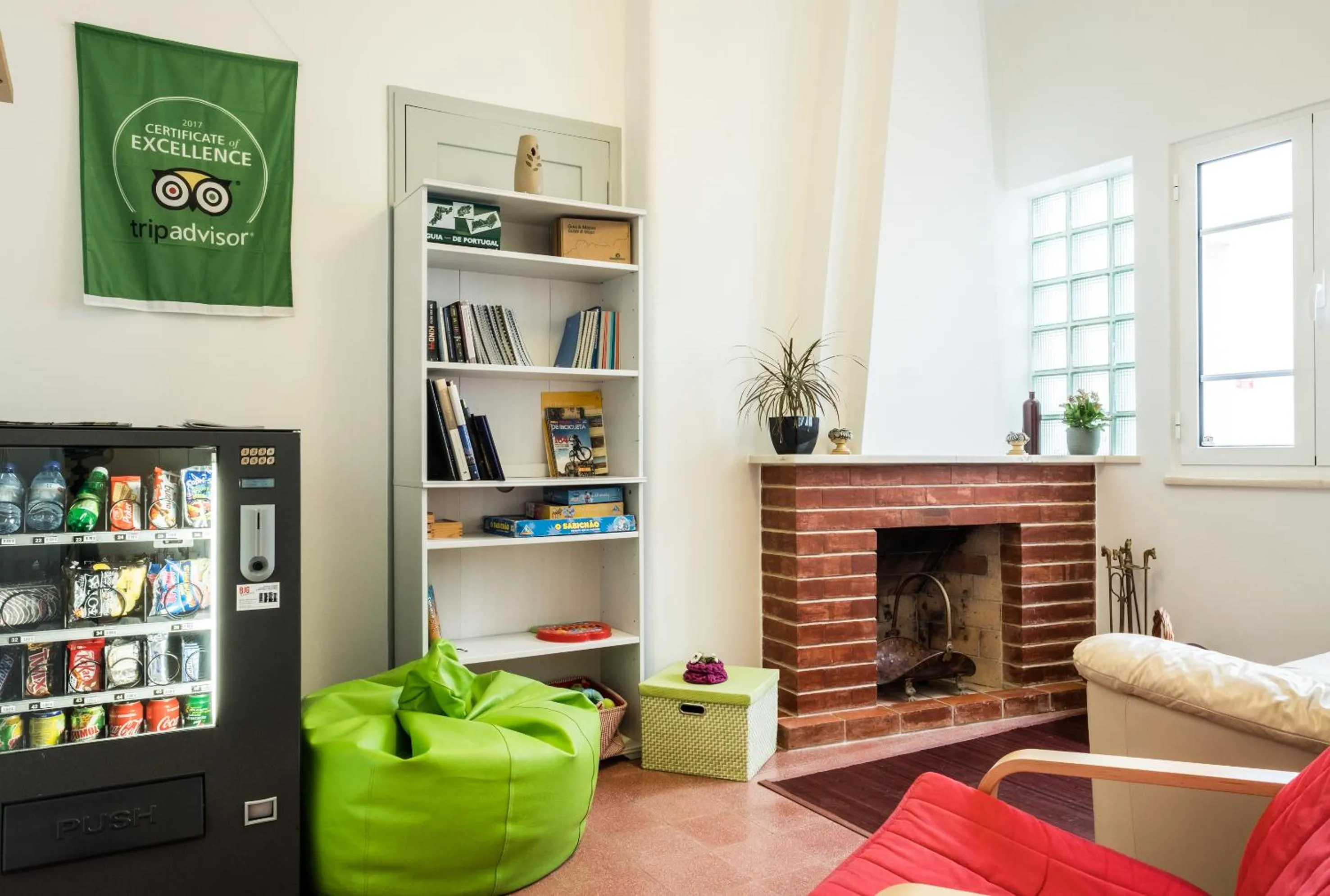 Library in Loulé Coreto Hostel