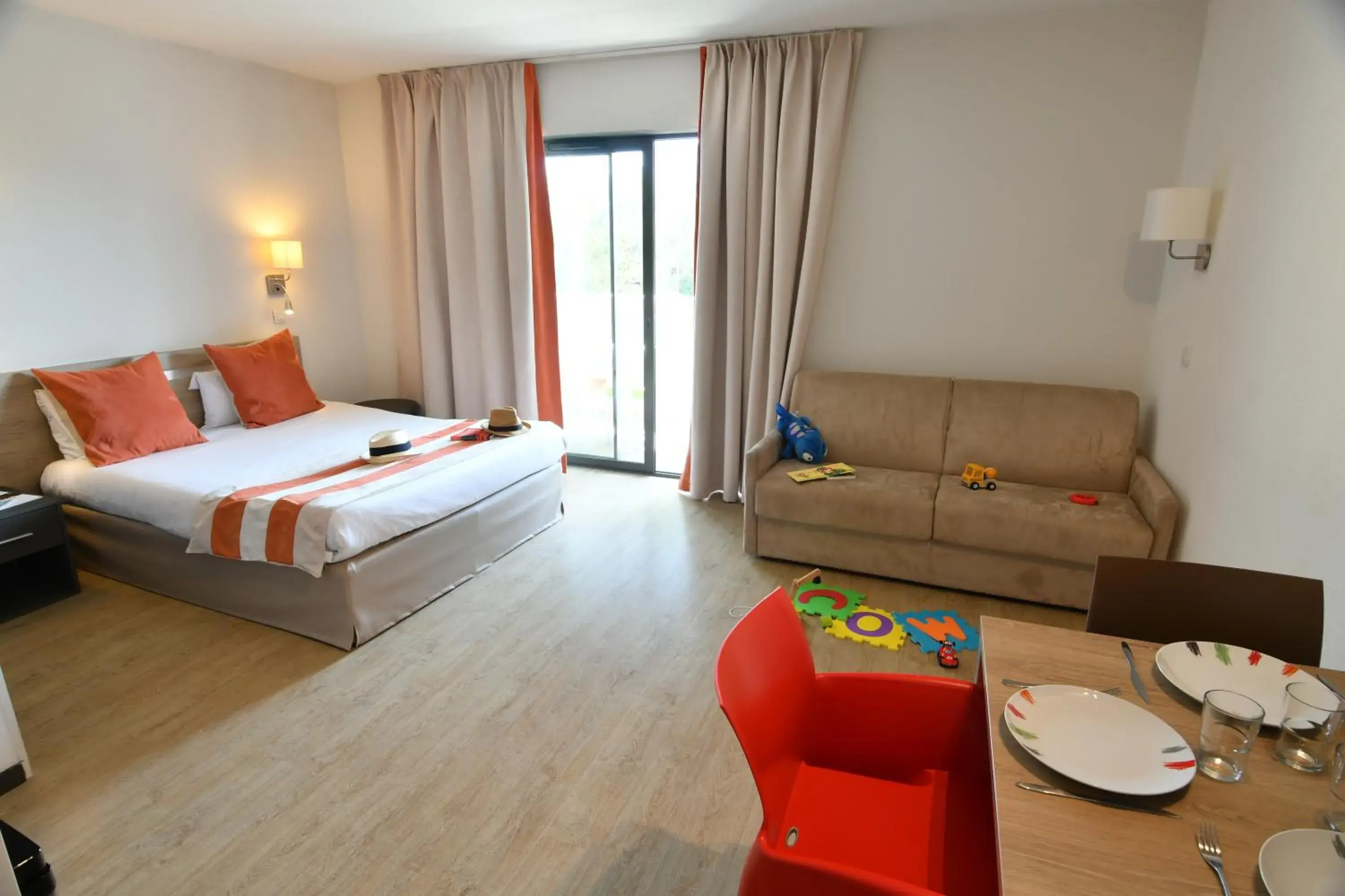 Photo of the whole room, Bed in Appart-Hôtel Mer & Golf City Bordeaux - Bruges Photo of the whole room, Bed in Appart-Hôtel Mer & Golf City Bordeaux - Bruges