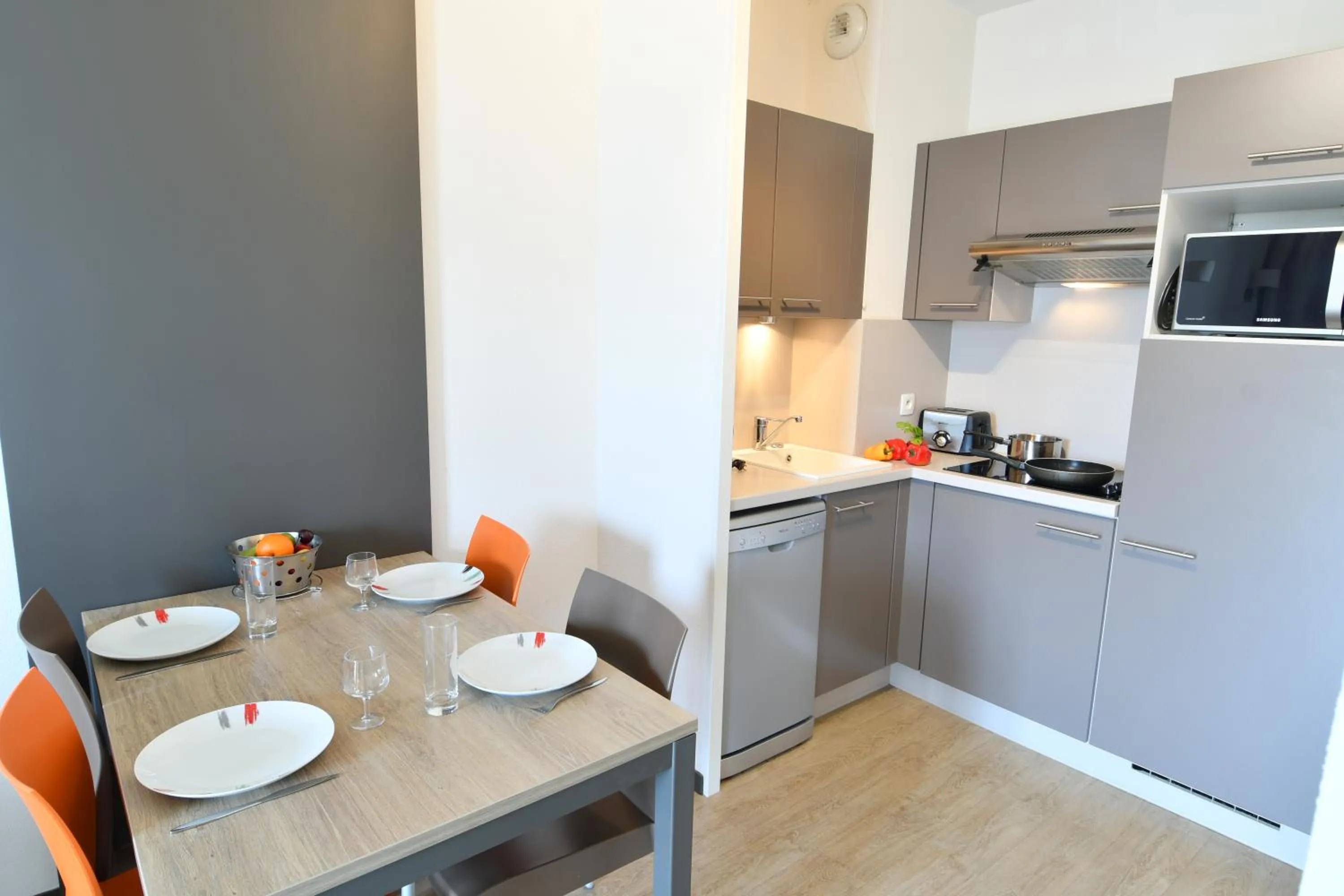 Kitchen or kitchenette in Appart-Hôtel Mer & Golf City Bordeaux - Bruges