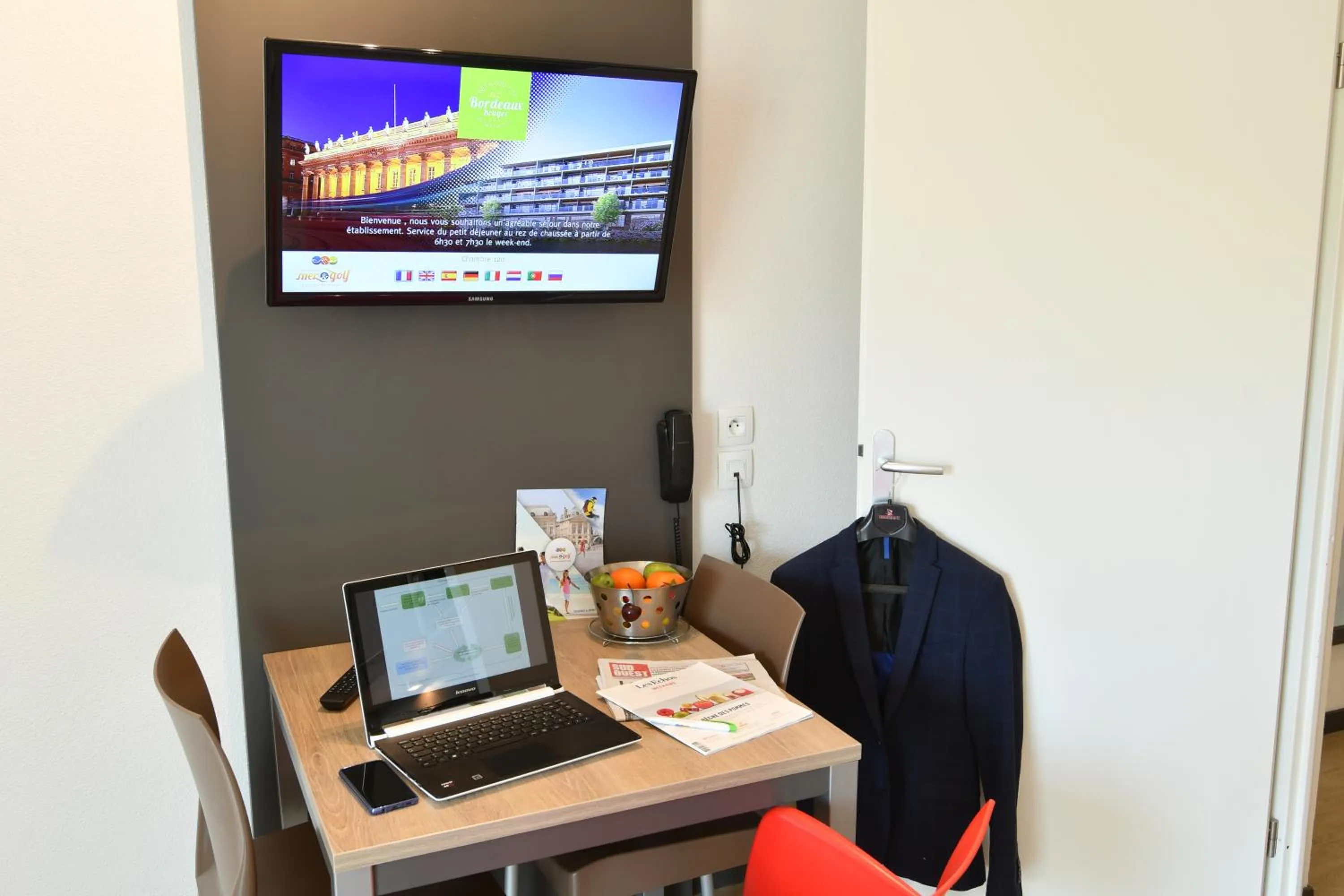 TV and multimedia in Appart-Hôtel Mer & Golf City Bordeaux - Bruges
