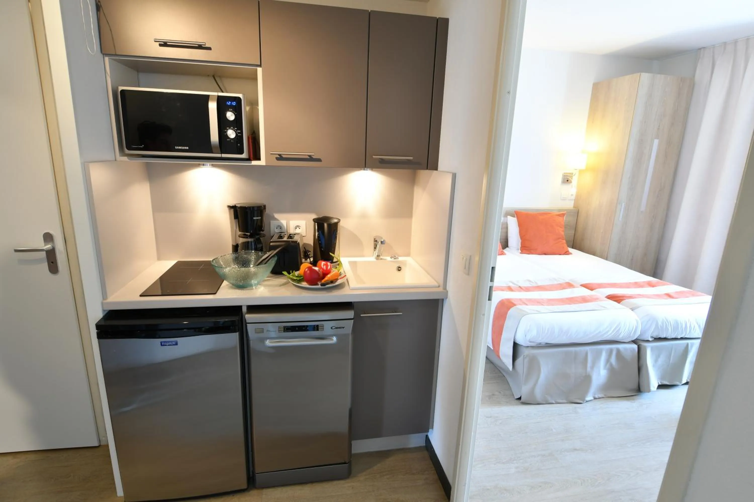 Kitchen or kitchenette, Bed in Appart-Hôtel Mer & Golf City Bordeaux - Bruges