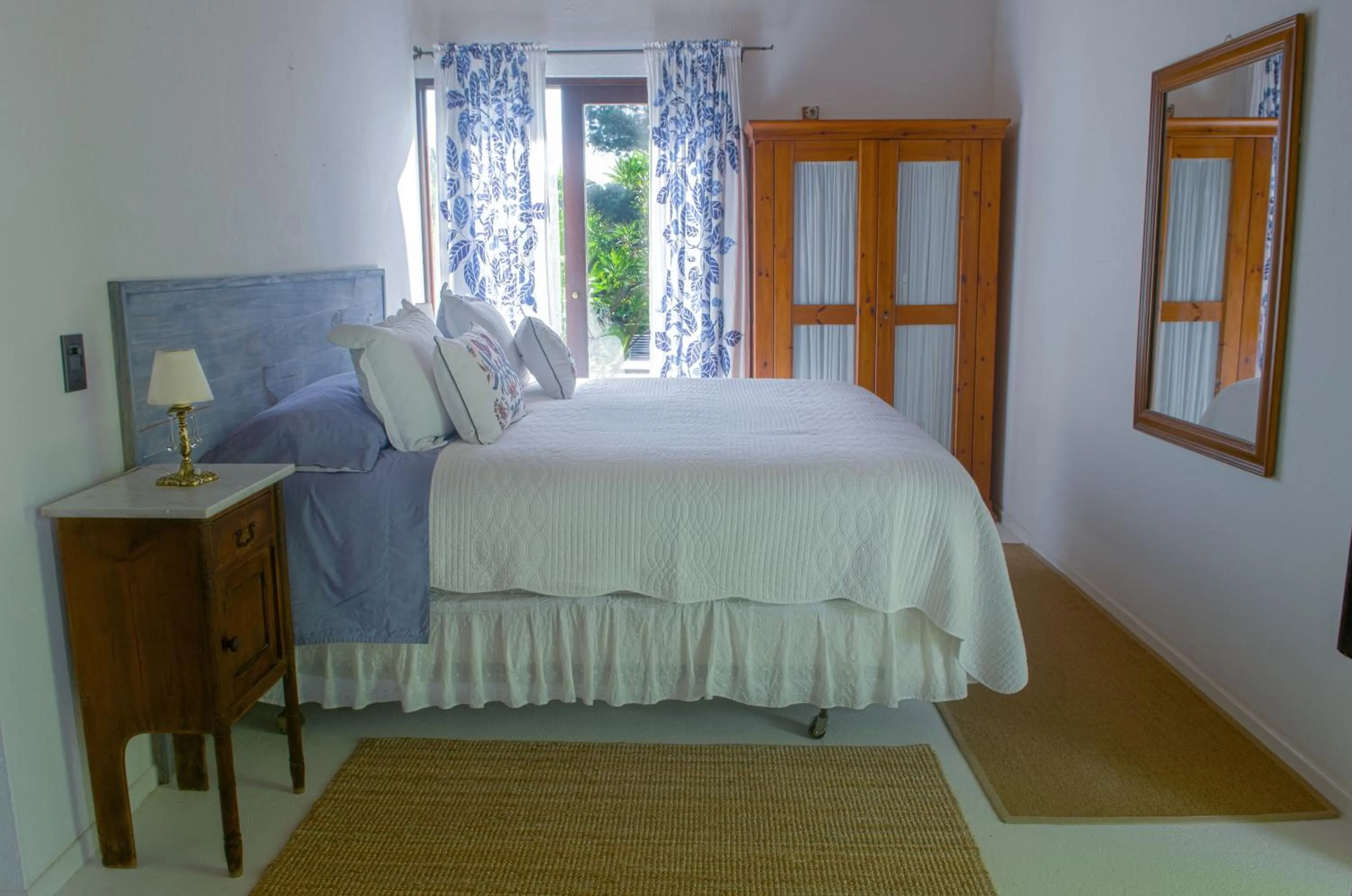 Photo of the whole room, Bed in La Atrevida