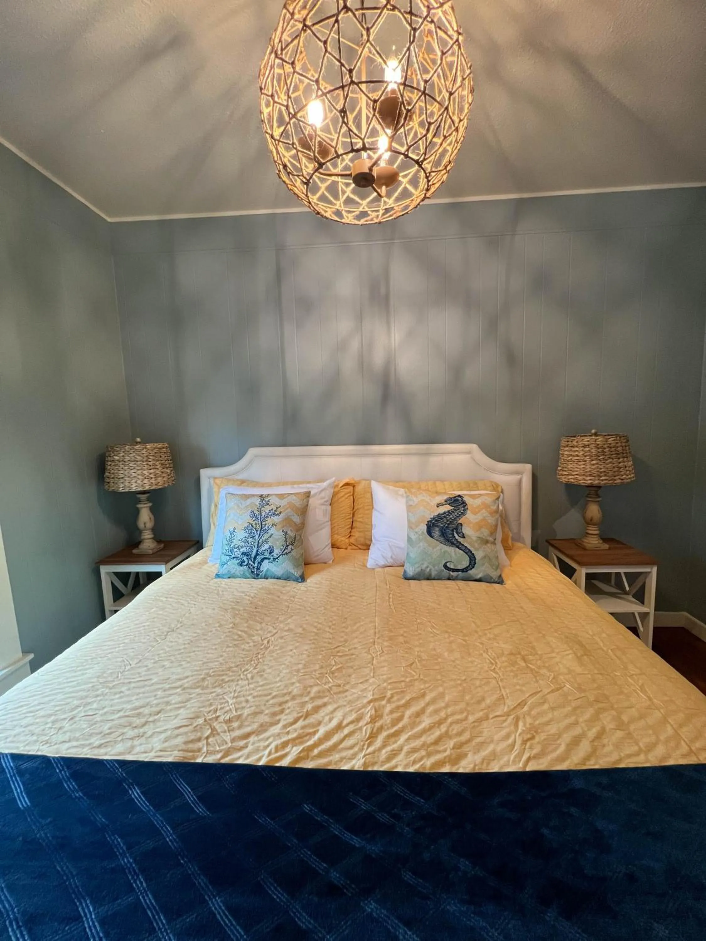 Bed in Enchanted Cottages by the Sea