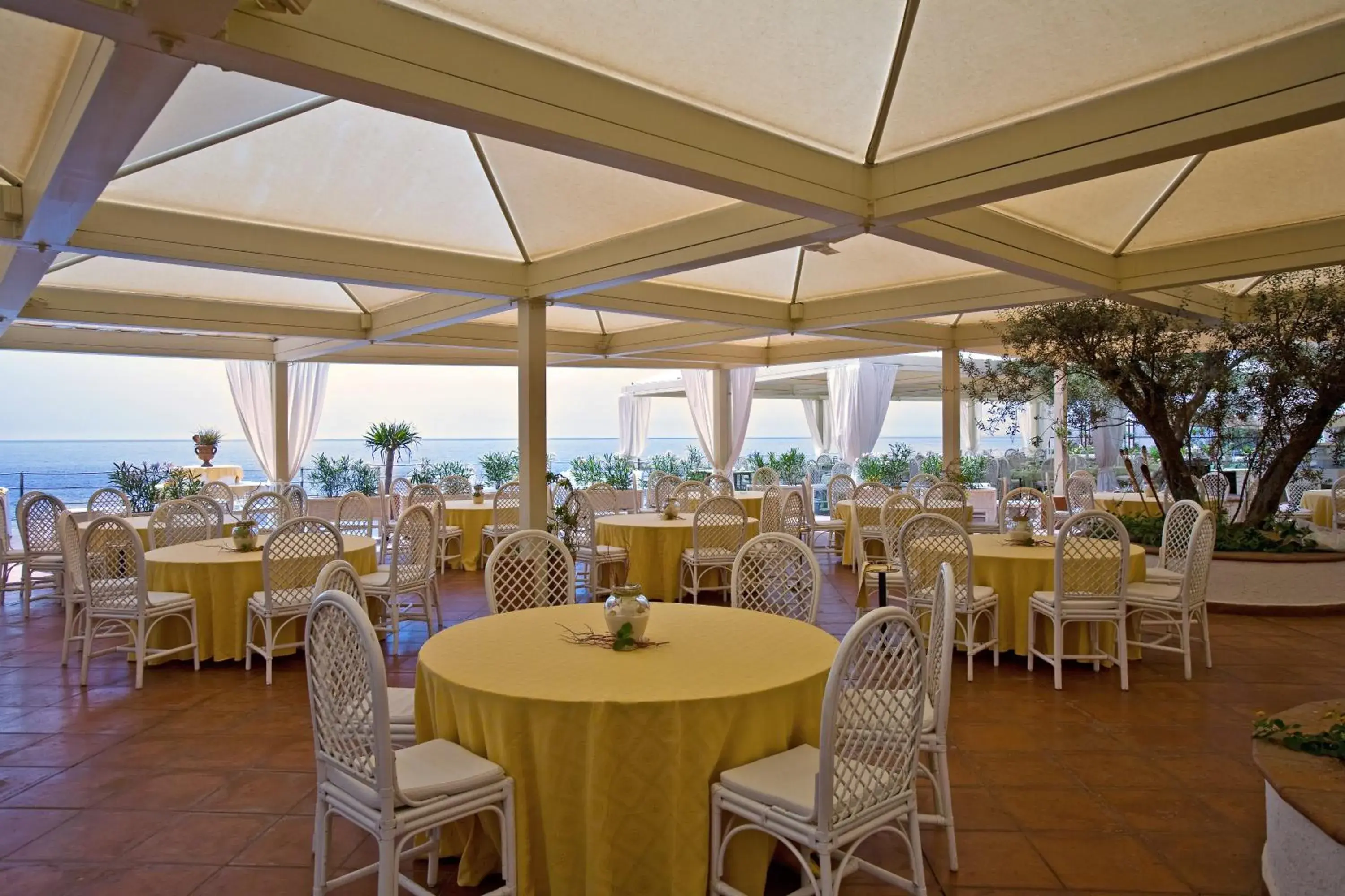 Restaurant/places to eat in Grand Hotel Baia Verde Restaurant/places to eat in Grand Hotel Baia Verde