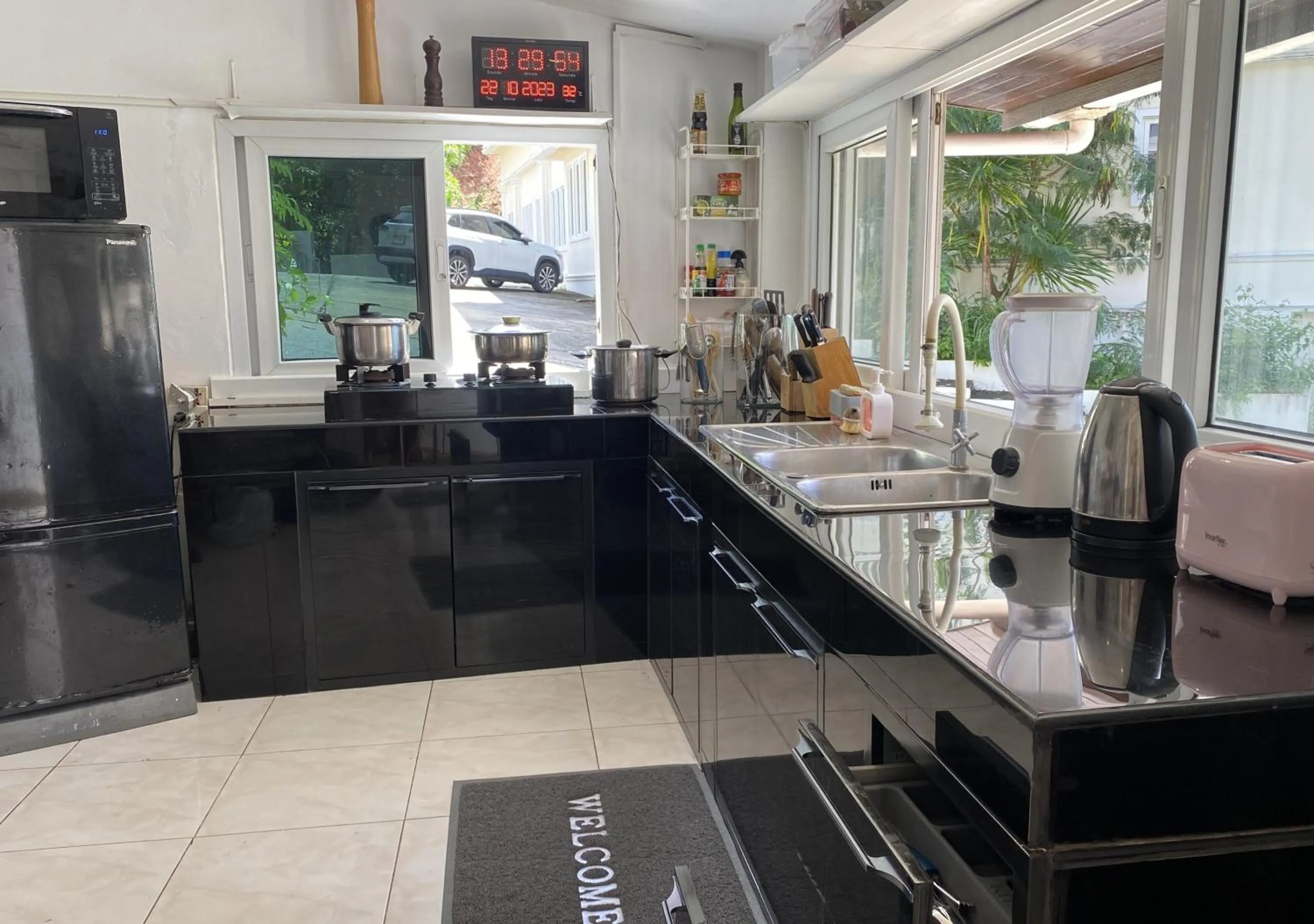 Kitchen or kitchenette in OASIS VILLA Karon Beach