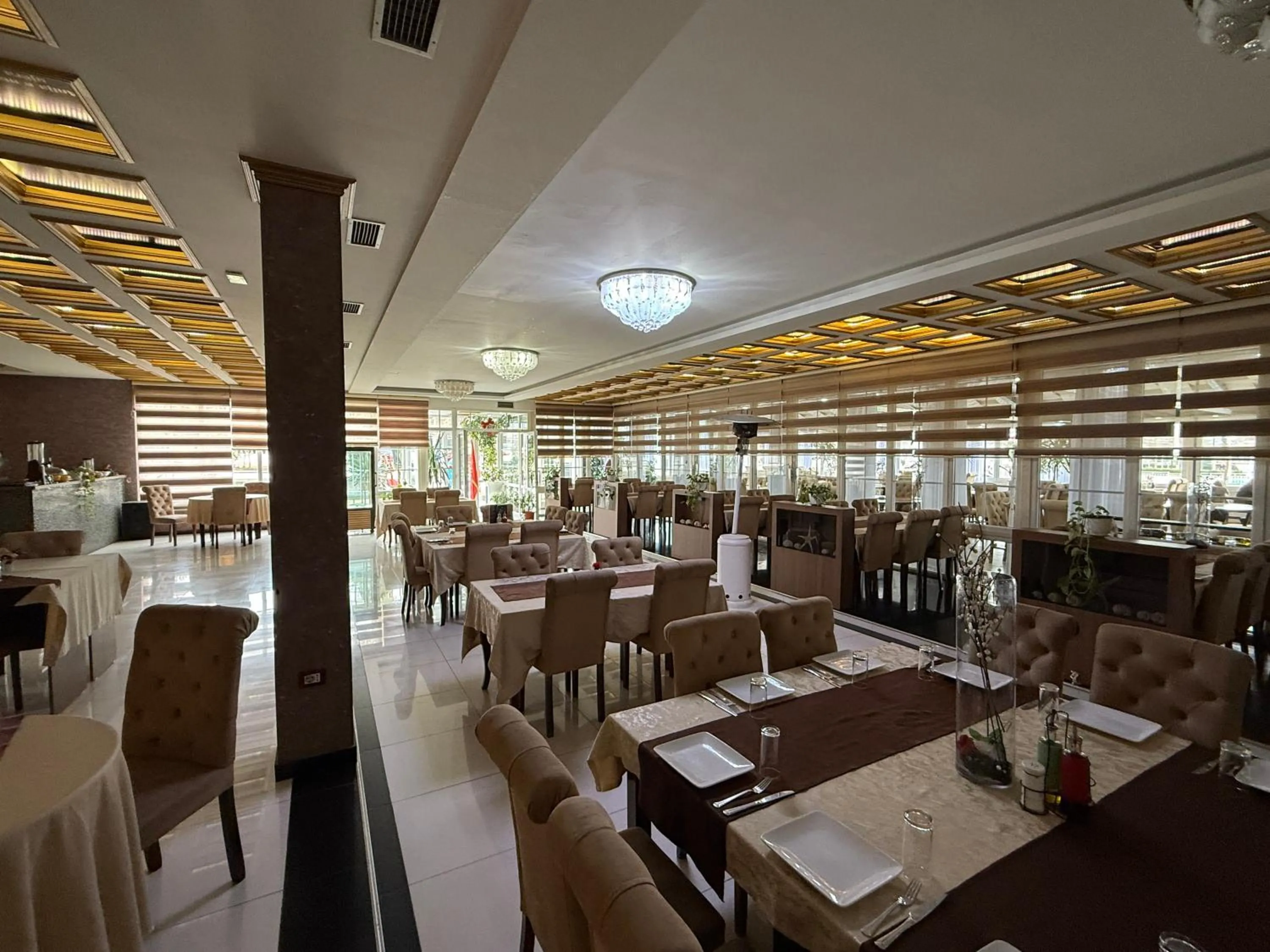 Restaurant/places to eat in Hotel Fantazia