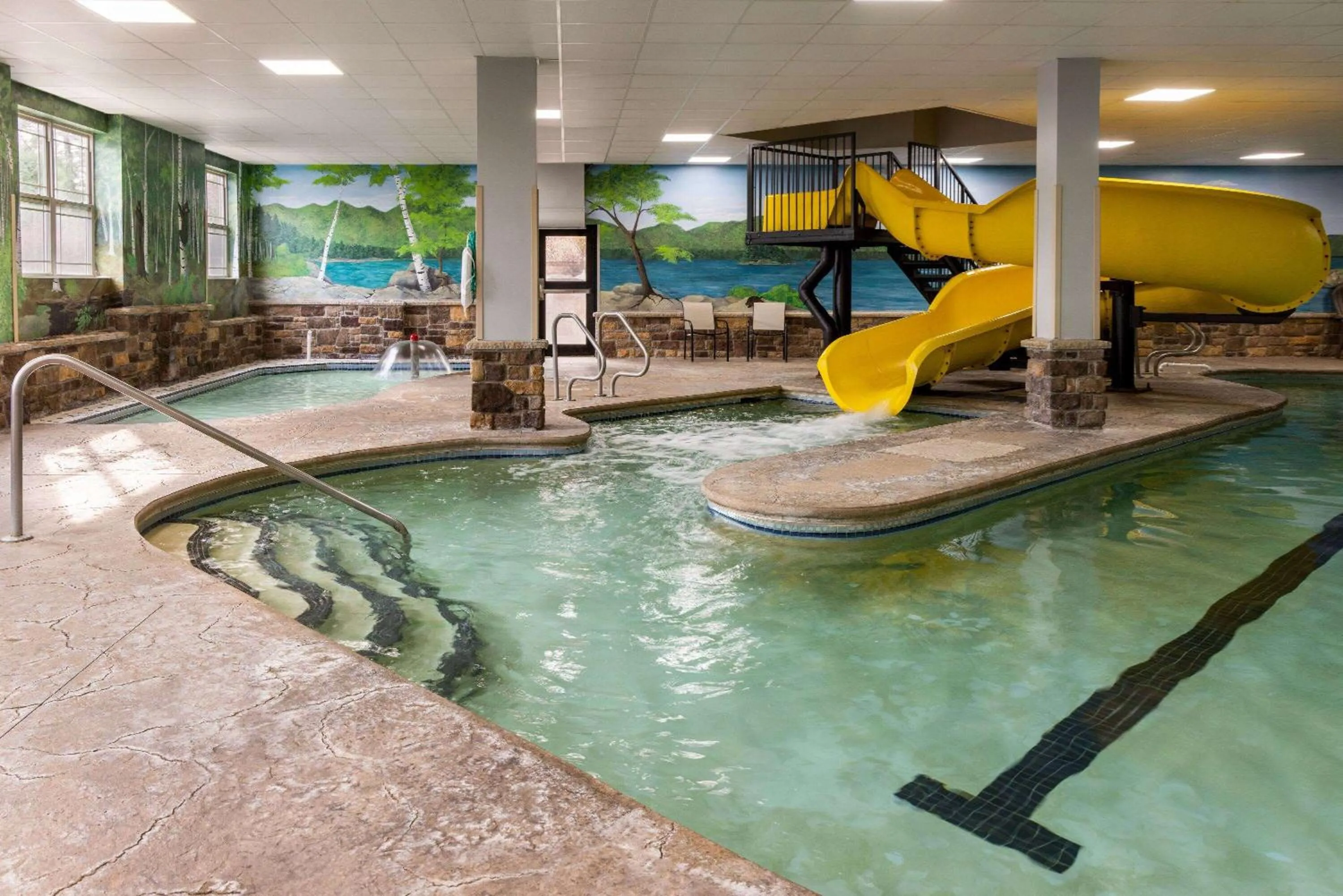 Swimming pool in La Quinta Inn & Suites by Wyndham Lake George