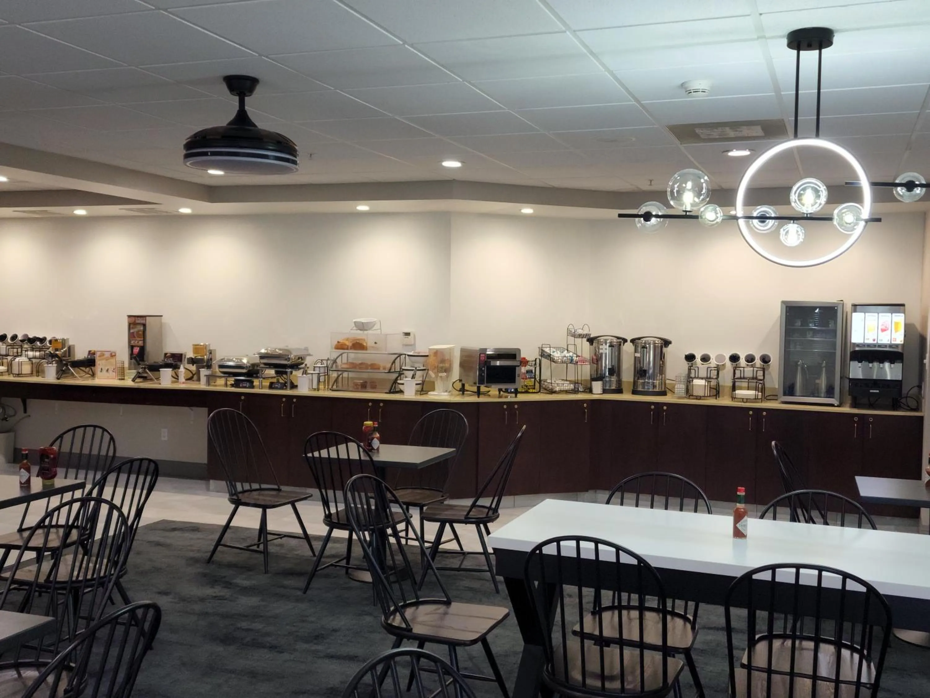 Breakfast in La Quinta Inn & Suites by Wyndham Lake George