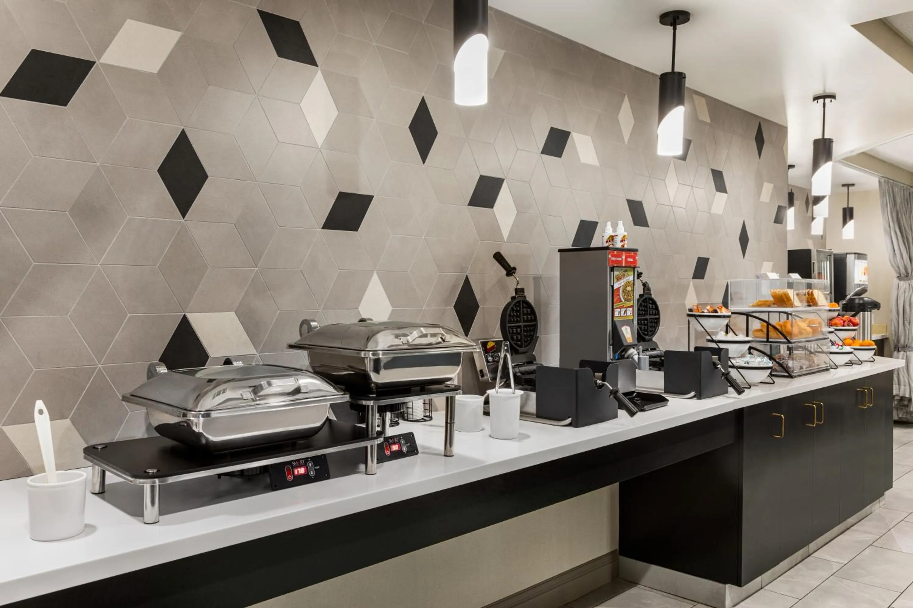 Breakfast in La Quinta Inn & Suites by Wyndham Lake George